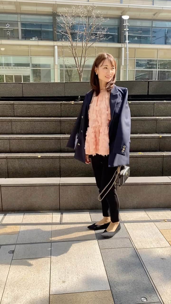 吉田早織のインスタグラム：「@tsurubymarikooikawa のふわふわブラウス🕊 暖かくなってきたのでやっと着れました🤍 ジャケット肩掛けするとスッキリ見えしてそれも素敵…☺️  はじめてリール用に撮ってもらった動画。 「これで良いの？合ってる？」ってほぼ喋っててそこはカット✂︎  次はもう少し黙っていよう🫢  #tsurubymarikooikawa #ツルバイマリコオイカワ #yori_japan #yori受注会 #158cm #158cmコーデ」