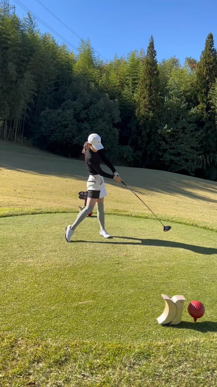 桜奈あいのインスタグラム：「⁡ いつかのゴルフ！（だいぶ前、、、） ゴルフ楽しい〜⛳️ もっと上手くなりたい✨！  #ゴルフ#ゴルフ女子#golf#ゴルフコーデ#ゴルフ初心者#ゴルフウェア #ゴルフウェア #ゴルフスイング #ゴルフファッション #ゴルフ」
