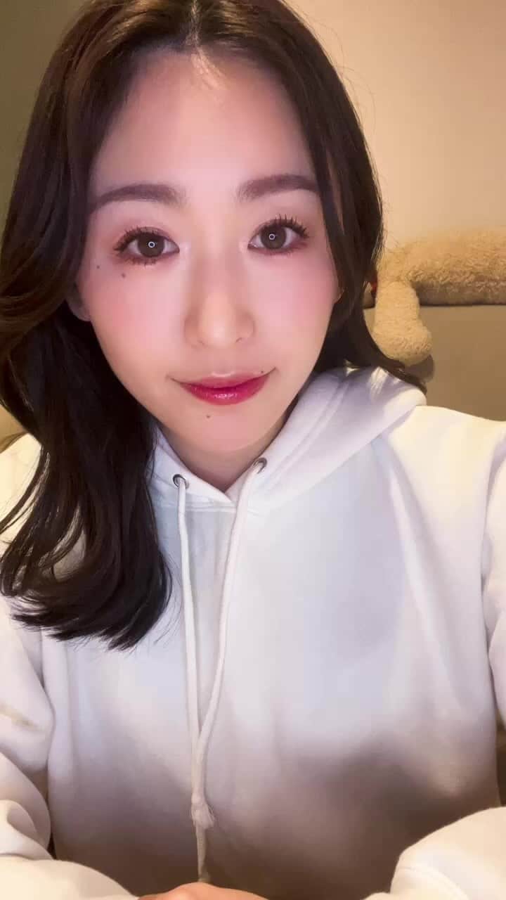 三輪晴香のインスタグラム：「久しぶりに皆さんと飲めて幸せな日曜日の夜になりました☺️ カレンダーは3/15〜3/21の受注販売となります💡大事なことは伝えました🙌🏻 WBC中の視聴ありがとうございました❤️ また飲もうね🍻」