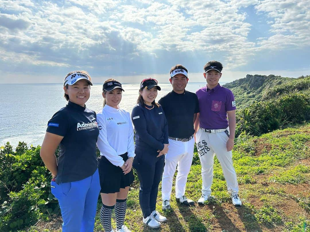 宮里美香さんのインスタグラム写真 - (宮里美香Instagram)「*** 2023年  Team 勇太 ゴルフキャンプ⛳️ inオーシャンリンクス宮古島 今年は、夫婦で参加させていただきました！！  今年は、天候が良くて毎日が最高でした😎✌️  産後初めてのラウンドでした！なんと9ヶ月ぶり🫢 久しぶりのラウンドは楽しかったです😆♪  トレーナーさん @progress_shirozu_training に 宮古島まで来てもらい、身体のチェックを含めて軽めのトレーニングをしたり出来たのがとても良かったです！  今年も素晴らしい環境で、 練習できたことに感謝です🙏  オーシャンリンクス宮古島、 ゴルフ場関係者の皆様、 大変お世話になりました。 ありがとうございました！！  勇太さん、今年も参加することができて嬉しかったです！ 何から何まで、お世話になりました😭 本当にありがとうございました🙏  しんじ、はるか、なゆちゃん 色々とありがとうね🤗 みんなと一緒に練習できてとても楽しかった！！  クラブ調整などをしてくれた恒平さん、 ありがとうございました！！  宮古島まで一緒に行ってくれた、 旦那さん、そして息子の面倒を見てくれた母にも感謝です🥺  これから復帰に向けて、少しずつ、ゆっくりと身体を動かしていきたいと思っています！ママさんゴルファー頑張ります🤗  #golf #oceanlinksmiyakojima  #2023 #team勇太  #宮古島合宿 #ゴルフキャンプ  #産後初 #ラウンド  #最高の環境に感謝  #ありがとうございました  #ママさんゴルファー」3月12日 20時44分 - mikamiyazato_official