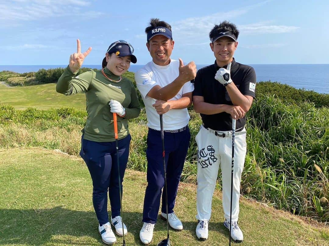 宮里美香さんのインスタグラム写真 - (宮里美香Instagram)「*** 2023年  Team 勇太 ゴルフキャンプ⛳️ inオーシャンリンクス宮古島 今年は、夫婦で参加させていただきました！！  今年は、天候が良くて毎日が最高でした😎✌️  産後初めてのラウンドでした！なんと9ヶ月ぶり🫢 久しぶりのラウンドは楽しかったです😆♪  トレーナーさん @progress_shirozu_training に 宮古島まで来てもらい、身体のチェックを含めて軽めのトレーニングをしたり出来たのがとても良かったです！  今年も素晴らしい環境で、 練習できたことに感謝です🙏  オーシャンリンクス宮古島、 ゴルフ場関係者の皆様、 大変お世話になりました。 ありがとうございました！！  勇太さん、今年も参加することができて嬉しかったです！ 何から何まで、お世話になりました😭 本当にありがとうございました🙏  しんじ、はるか、なゆちゃん 色々とありがとうね🤗 みんなと一緒に練習できてとても楽しかった！！  クラブ調整などをしてくれた恒平さん、 ありがとうございました！！  宮古島まで一緒に行ってくれた、 旦那さん、そして息子の面倒を見てくれた母にも感謝です🥺  これから復帰に向けて、少しずつ、ゆっくりと身体を動かしていきたいと思っています！ママさんゴルファー頑張ります🤗  #golf #oceanlinksmiyakojima  #2023 #team勇太  #宮古島合宿 #ゴルフキャンプ  #産後初 #ラウンド  #最高の環境に感謝  #ありがとうございました  #ママさんゴルファー」3月12日 20時44分 - mikamiyazato_official