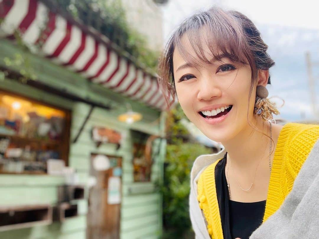 三井智映子のインスタグラム：「先週の相場を振り返りましょう。 週間で米市場は大きく下落。主要3指数は揃って週足で4％超の下落となりました。 200日線も切り下げており大きく下げる可能性があると考えます。  先週の米市場では7日にパウエルFRB議長が 議会証言で、インフレは予想以上に進行していて、新たなデータにより最終的な金利水準が高くなる可能性が示唆されたほか、データによっては利上げを加速するタカ派姿勢を示しました。 ピーク金利が更に高くなり景気が悪化するのではとの懸念が相場の重しとなっています。 FRBは今週末の雇用統計やCPI、PPIの結果次第で3月FOMCでの利上げ幅を決定するとしていますが、 労働省が発表した2月の米雇用統計では非農業部門の雇用者数が前月予想22.3万人増に対して結果は31.1万人増と予想上振れ。 失業率は予想3.4％に対して結果3.6％と予想より悪い結果でした。 平均時給の伸び率は前月比で予想0.3％増に対して0.2%増、前年比では予想4.8％増に対して4.6%増と予想を下振れ。 今回の雇用統計の結果を受けて21-22日のFOMCで利上げ幅の予想は0.5%が優勢だったのが0.25%が優勢になり、 長期金利が低下して、ダウ平均が上昇する場面もありましたが、 米中堅金融SVBファイナンシャル・グループ傘下の投資銀行のシリコンバレーバンクの経営破綻からリスクオフの流れとなりました。 シリコンバレーバンクの経営破綻はリーマンショック以降最大規模、アメリカ史上2番目の規模の銀行破綻だと報じられています。 シリコンバレーバンクはスタートアップ融資に手厚く支援していたことでIT企業などを多く顧客に持っており、IT企業などへの影響はまだどの程度かわかっていません。 スタートアップ企業が預金を引き出せない可能性があるとなると影響は大きいのではと思います…米政府の救済があると思いますが(選挙前ですし。)それがもしなかったらナスダックを中心にかなり厳しくなる可能性はあるのではと思います。 来週は下落に優位性があるものの、政府の動き次第で大きく反発する可能性もあるのでは？と考えています。 そうなれば大きく下がれば買い場、チャンスかもしれません。  週末の10日の米市場は下落。 ダウ平均は前日比345ドル22セント安の3万1909ドル64セントと4日続落。 ドル円は134円台まで下落する場面もあり、135円台で週末引けました。  日本市場では第5回ワールド・ベースボール・クラシック（WBC）が注目されるなかで今週は大谷選手の活躍もあってWBC関連銘柄が活況。 侍ジャパン公式パートナーのミズノやコナミグループのほか、スポーツ中継で店舗が盛り上がることが想定される英国風パブのHUBや、WBCを中継するテレビ朝日ホールディングス、TBSホールディングスなどが恩恵を受けています。 　 日本では厚生労働省が7日発表した1月の毎月勤労統計調査の速報値で1人当たりの実質賃金は前年同月比4.1%減と10カ月連続の減少となっており、 スタグフレーションの様相を呈する結果と言えるのではないでしょうか。 また8日発表の1月の国際収支統計でも経常収支は1兆9766億円の赤字となっています。  週末3月10日(金)の日経平均株価は、前日比479円18銭安の2万8143円97銭と6日ぶりに大幅反落。週間では216円50銭高となりました。 前日の米市場が下落したことや、日銀金融政策決定会合で現行の緩和政策維持が決定したこと、今週上昇していたこと(週末なので)などから銀行株を中心に手じまい売りが出たようです。 日経平均先物は先週末の米市場で下げています。ご注意ください。」