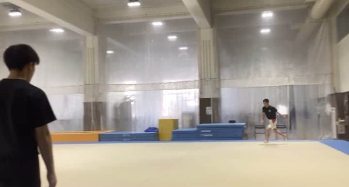 白井健三のインスタグラム：「作新学院高等学校にお邪魔しました🙇‍♂️ ・ 一年前にはほとんど話したこともなかった選手たちですが、人懐っこくてすぐに意見交換できる関係になりました👍 ・ 楽しくも引き締まった時間を過ごさせてもらいました😌 ・ 選手が見てみたいと言ってくれたので、滅多にやらないバク転なしのロンダード〜4回捻りにも挑戦😁 ・ 選手と共にまた成長することができた1日でした！ ・ 先生方、選手のみんなありがとうございました！ ・ #作新学院高等学校 #お邪魔しました」
