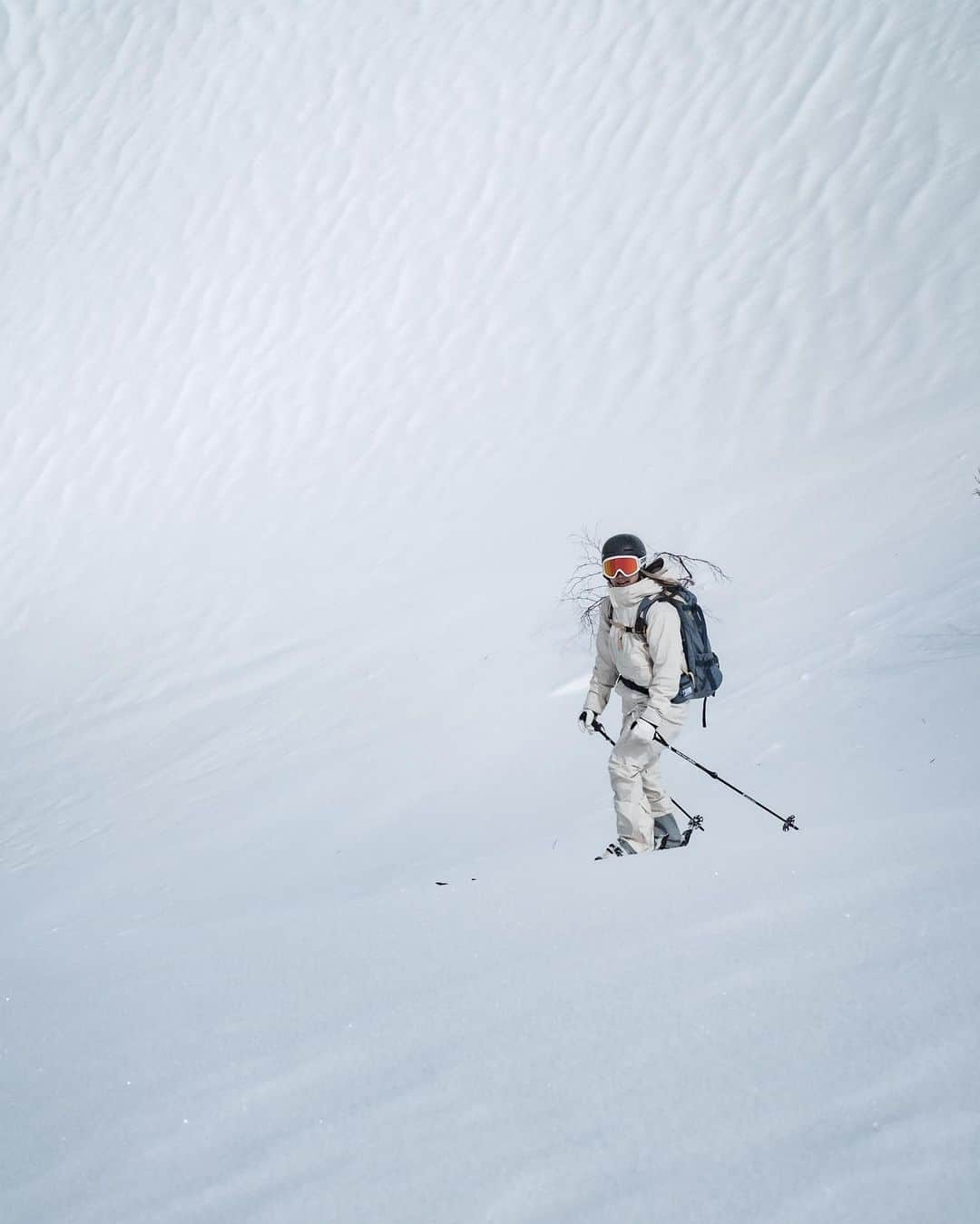 岩本憧子のインスタグラム：「. 自然の中に身を置きたい❄️⛷ . 最近はずっとお家時間。 あっという間に冬が終わってしまった🥹　　 でも春スキーも好き🤍 早く滑りたい✌️ . .  📷: @forestlogd  . . #vectorglide  #swanygloves_jp  #contour #whitetime_tokyo  #whitetime_asahikawa  #houdini  #houdinisportswear #poc #fullmarkshakuba #ski #skier  #スキー　#スキーヤー」