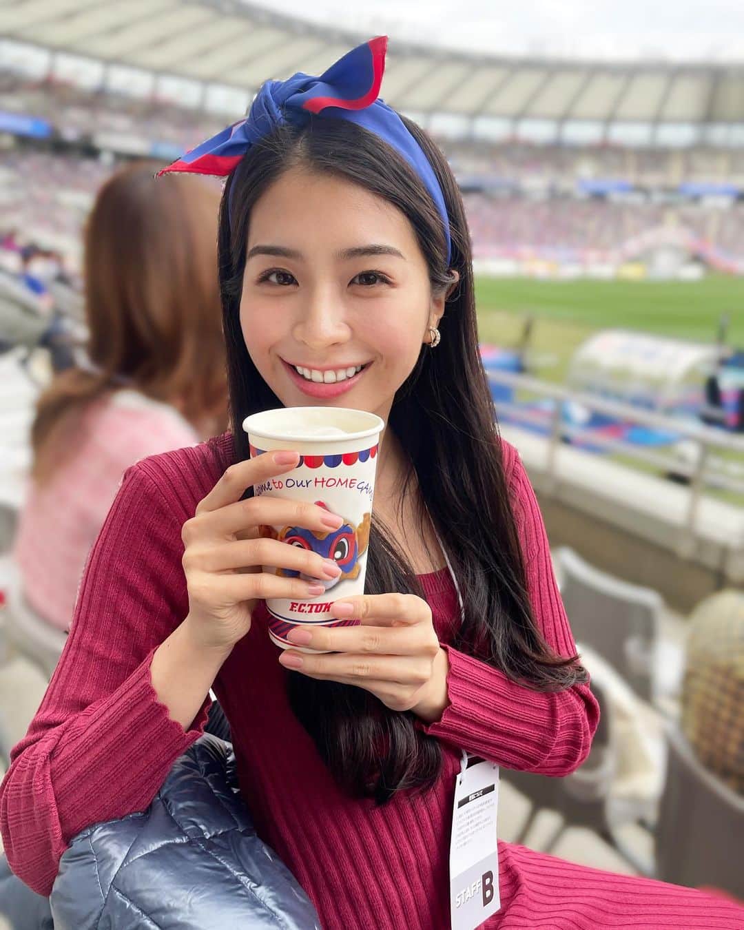 のインスタグラム：「. #FC東京 の試合を初観戦⚽️✨ 風呂敷で作ったフラッグで応援しました！ そして、見事な勝利🎉おめでとうございます！ . カチューシャにもなる、風呂敷って便利だな〜 なおかつ、サステナブル🫶🏻🌿 とっても楽しい1日でした♪皆さまお疲れ様です☻ . . . #サッカー観戦 #jリーグ #fctokyo  #くらしのサス活 #風呂敷 #サステナブルな暮らし」