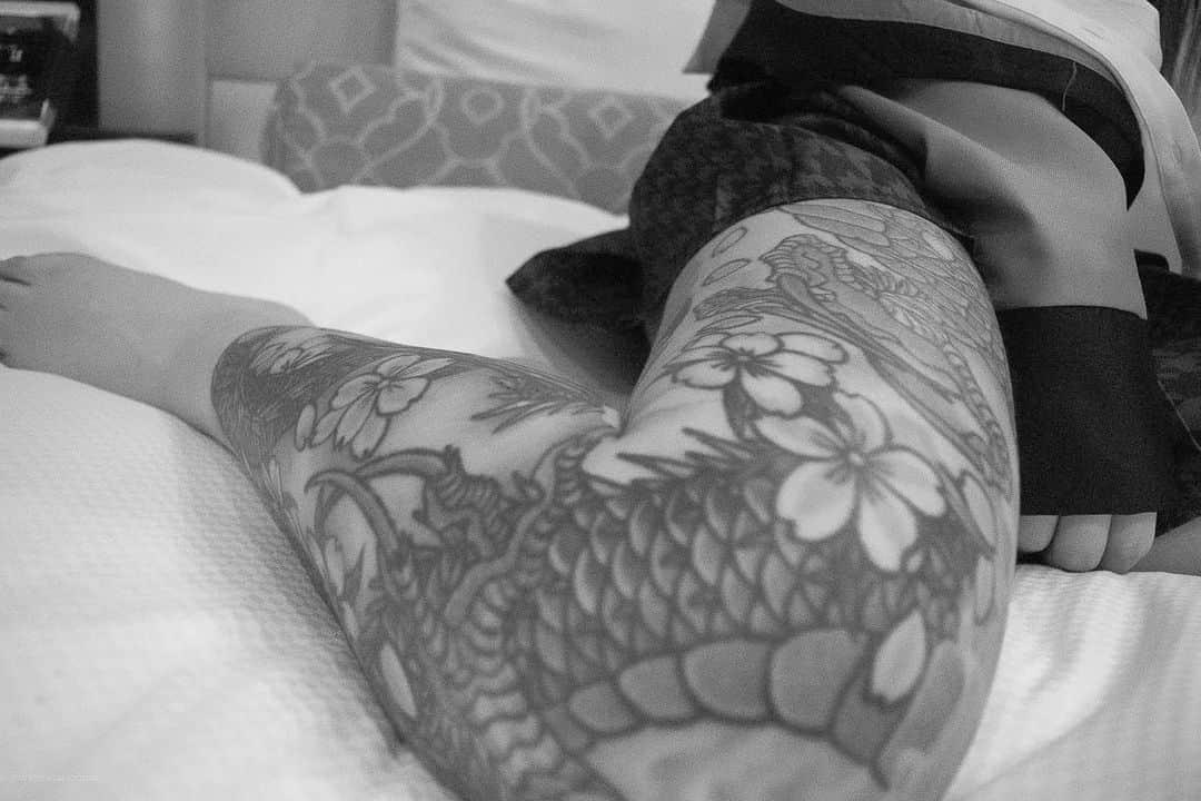 松田ゆう姫のインスタグラム：「#cherryblossom  Photographer @hiddenblackmask   カサブタが綺麗に鱗の形でとれた  #モノクロ #ポートレート #ファインダー越しの私の世界 #蛇喰夢子 #monochrome #jabamiyumeko #kakegurui #tattoo」
