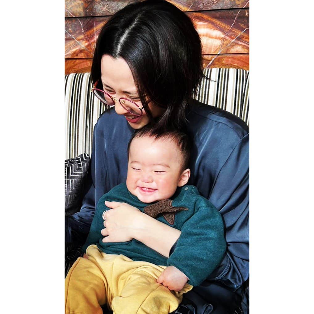緒月遠麻のインスタグラム：「☺︎  幸せを運ぶ笑顔☺️  #下の歯2本こんにちは  #鼻の下伸ばしがち  連日 癒しがスゴイ🍼」