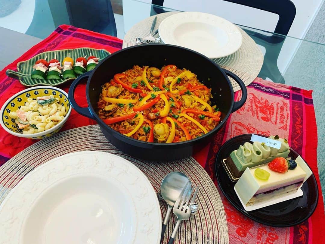 瀬間友里加のインスタグラム：「先日の記念日dinner🥘❤️ 久しぶりにパエリア作ったら美味しく出来て満足☺️海老の代わりにホタテで✨  @pantler のケーキはなんだかんだ1年ぶりに🍰❤️ 次回一時帰国したら美味しいご飯連れて行ってもらおう😎笑#anniversary #dinner #シンガポール生活 #シンガポール在住 #夜ご飯 #結婚記念日ディナー」