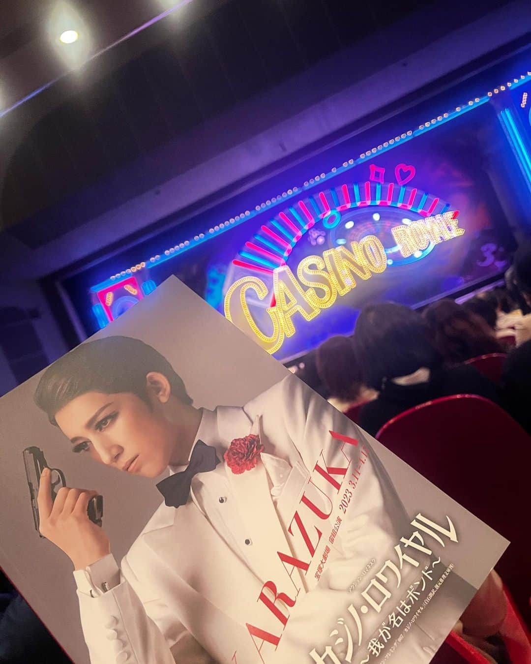 近藤英恵のインスタグラム：「宙組初日💜観劇✨  滴るような真風さんのジェームズボンド✨ 世界で初めて女性が演じるボンド、大変カッコ良かった✨  ゴージャスなトップコンビ、辞めてしまうのだなぁ。。。  #宙組公演#💜#退団公演#初日#トップコンビ退団公演#007🔫 #我が名はボンド#面白かった#スターさん#適材適所#スーツ祭り#銃撃戦#興奮#🤩#真っ白デュエダン#🤍#🍻#はなちゃんの観劇日記」