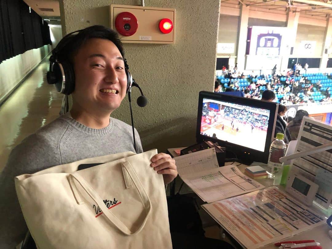 宮澤奎太のインスタグラム：「B2リーグ熊本ヴォルターズ バスケットライブでの今シーズン最後の実況担当終わりました！  試合前、グッズショップで 実況道具も入る ちょうど良いトートバッグを見つけ、 思わず購入したのですが……  今日が今季の実況はラスト。 来季も使えるといいなぁ……笑  試合は悔しい結果でしたが、 プレーオフに向けヴォルターズのシーズンは続きます。  B1昇格見届けるべく、 引き続き取材でもお世話になります！！  #バスケットLIVE #熊本ヴォルターズ #県立総合体育館 #実況 #KKT #アナウンサー #宮澤奎太」