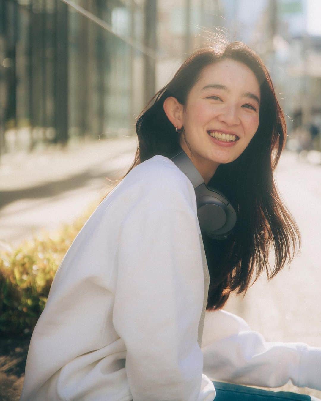 辻祐香のインスタグラム：「. めちゃいい顔しておる。  大量の衣装をキャリーケースに引っ提げて行ったのに  着て行った格好(島で買ったトレーナーにやっすいジーパンとヘッドホン)がカメラマンにハマってそのまま撮影始まった。笑笑  気合い入れたものより、その辺のものの方が良いことって、人生よくあるよね。 知らんけど。  #作品撮り  #nicesmile #japanesegirl」