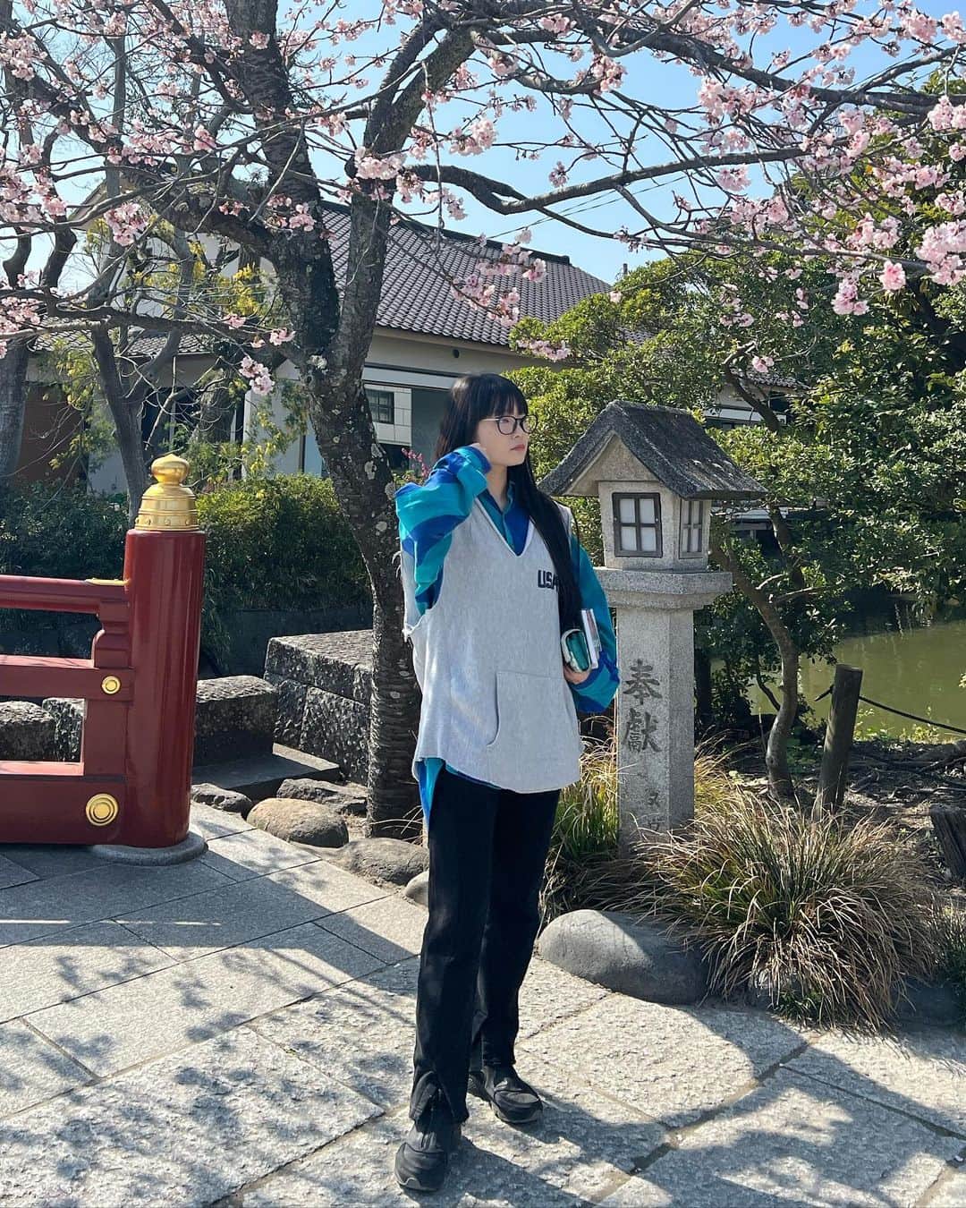 新野彩乃のインスタグラム：「. 夢に出てきた神様のお告げ通り山奥の霊水で神仏祀って銭洗うとか 綺麗な庭園の奥の洞窟に尊像彫っちゃうとか 太古の日本人の考え方ゾクゾクする本当好き。で、特に弁財天様のあの感じ、好き。  なのに江ノ島は猫も犬も人もみんなのんびり生きてて好き  でも観光スポットの道の真ん中で鳩に餌やりする鳩使いのおばさんはだけは嫌い  最近せかせか過ごしてたので美味しい空気いただいてきました🍵 非常に良いスピりキメてきた〜〜〜^ ^  . #古着 #fashion #blackhair #黒髪ロング #ootd #古着女子 #江ノ島 #御朱印」