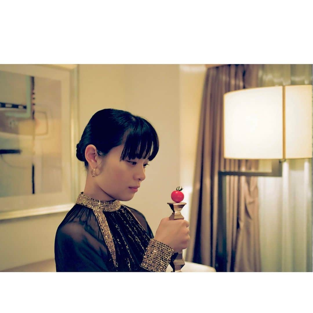 岸井ゆきののインスタグラム：「第46回日本アカデミー賞 映画『ケイコ 目を澄ませて 』で最優秀主演女優賞をいただきました。  三宅組の皆様、関係者の皆様、小笠原恵子さん、なによりも映画を観てくださった皆様、本当に有難うございます。  今もボクシングを続けてる理由は、強くなりたいのはそうだけどこの映画で出会った色々を肉体にして離さずにいたいのかもしれないと思いました。  壇上での言葉はまとまらず、今でもきれいな言葉に直せませんが映画があるから私は、大丈夫でいられます。 映画、ぜひ映画館で観てくださいね。 ありがとうございました。  ___  オードリーの若林さんとは7年ほど前のテレ東『SICKS〜みんながみんな、何かの病気〜』というコントドラマで一緒で（こちらもぜひ…） あれからずっと活動を見守ってくださり、お仕事で会えたらボクシングの話をしたりで、このかたちでの再会は大感動でありました。 こんな報告をその場で出来るなんてトゥースでしかありません！ ありがとうございます。」