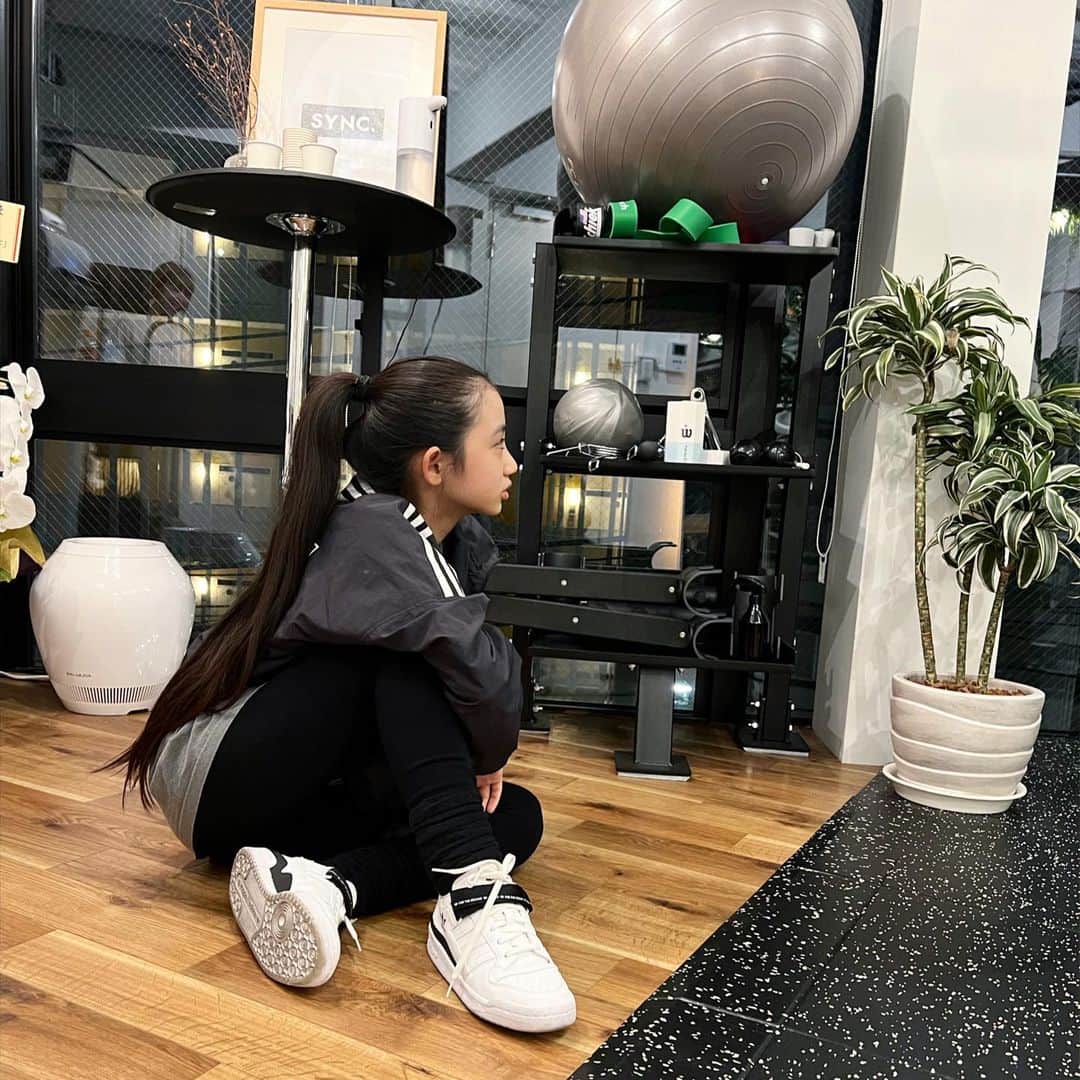 Rieのインスタグラム：「2人で楽しめることが 増えたなぁ♡  着るものも靴も共有。  兄さんの服は私も着るし 家族みんな自由。  2人とも好きな事して グングン成長してくよ  最近はペットボトルすら みーちゃんが開けてくれるわ😂  ありがとうございます。笑  いつか友達と遊ぶ方が 増えてくるから 限りある今を大切に🥹❤️」