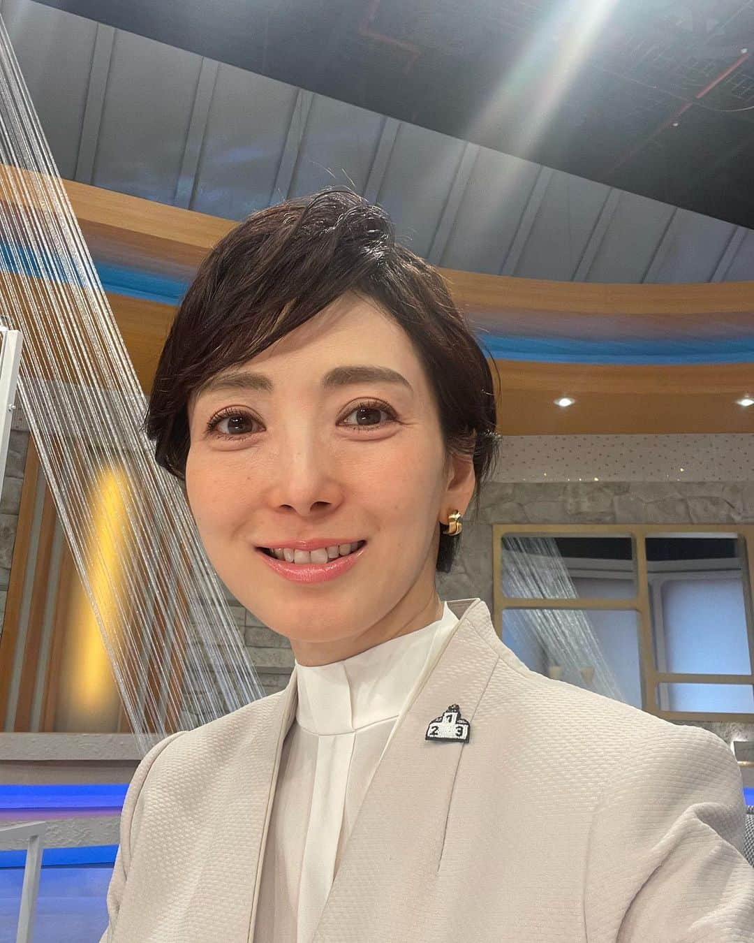 塩田真弓のインスタグラム：「日の出、表彰台、世界のスター 平太郎さんと朝日に願った 表彰台の1番上 CNN で世界のスターになったと確認  もう日曜日が終わろうとしていますが  災害対策への思いを新たにしました #宮島達男 #現代美術家　のワークショップにて #時の海東北プロジェクト  #soeju」