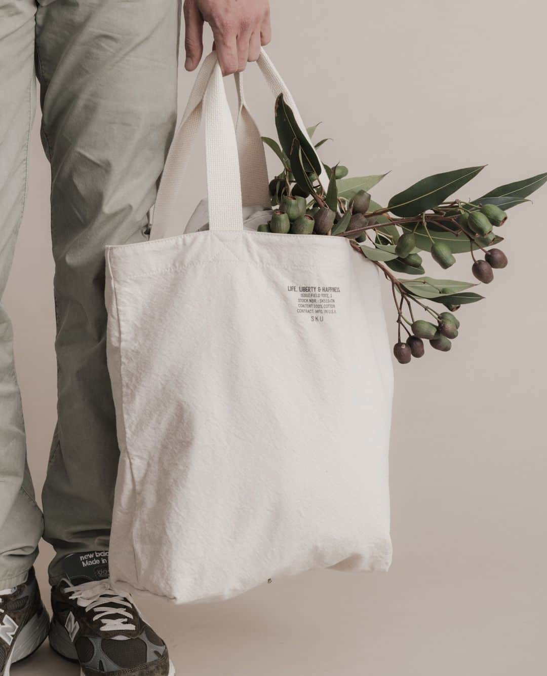 セーブカーキのインスタグラム：「Our Utility Tote is not just for gardening.  It is a sturdy carry all for any occasion.⁠ ⁠ Take with you all the tools for your projects, outings, and errands. SKU garden tote helps you keep things organized and compartmentalized.⁠ ⁠ Made with 100% cotton canvas and dyed in small batches in LA.⁠ ⁠ [link in bio]⁠ .⁠ .⁠ .⁠ .⁠ .⁠ .#savekhakiunited⁠ .#sku⁠ .#」