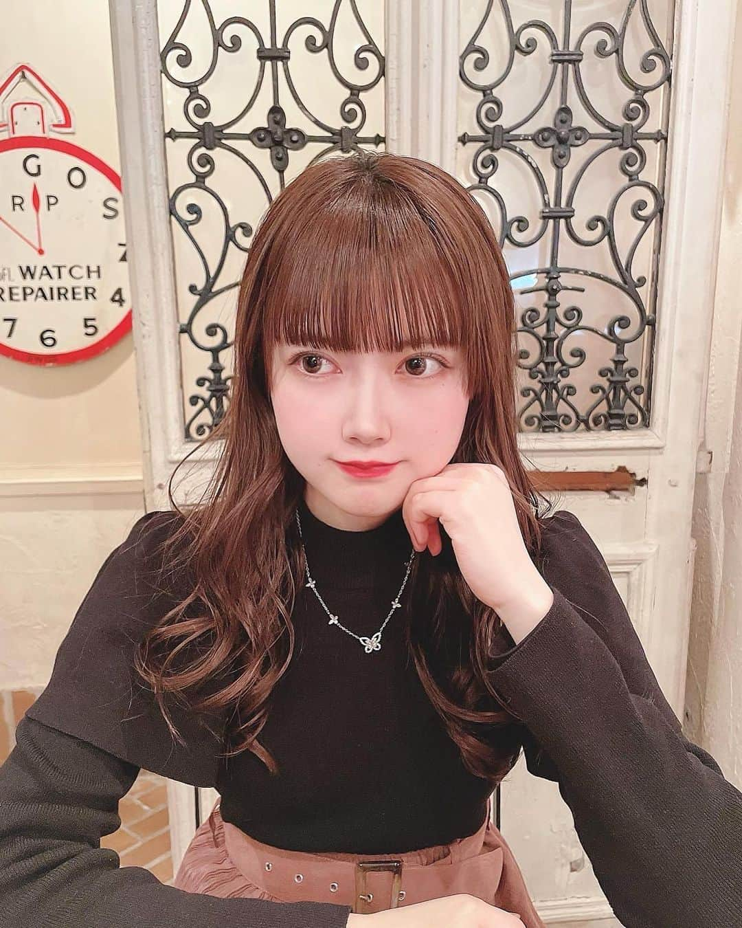 戸川栞那のインスタグラム：「大好きなクレープ屋さんで友達が撮ってくれた👼🏻  定番のチョコバナナも大好きだけど、ここのお店の塩バターキャラメルがたまらんのよ…🧈 バターがじゅわーって溶けてキャラメルとの相性抜群(*´ー｀*)  #渋谷カフェ #松濤美術館 #渋谷グルメ #松濤グルメ #ガレットリア #サロモ #サロンモデル #サロンモデル東京」