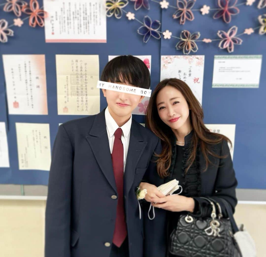 神崎恵のインスタグラム：「・ 次男の卒業式でした。 本当に、本当によくがんばった。 入学式もなく、修学旅行もなく、 体育祭や学祭も楽しみきれず。 でも、「楽しい3年間だった！」 どんな状況でも、子どもたちは子どもたちなりに精一杯楽しんでたのだなと思うと、胸が熱くなります。 春からは大学生。 たくさん学び、たくさんたくさん楽しんでほしい。 卒業おめでとう🌸」