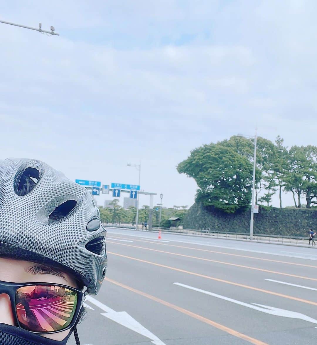 経沢香保子さんのインスタグラム写真 - (経沢香保子Instagram)「【自転車の天国】  パレスサイクリングってご存知ですか？  私、今年の新しいチャレンジで 「トライアスロン」を掲げているのですが、  やっと届いた my自転車、 初心者の私は、なかなかビビって 怖くて外を走れなかったのですが、  なんと、 毎週日曜日の10時〜16時まで 皇居の周りを交通規制して  歩行者天国ならぬ、 自転車天国にしてくれている 「パレスサイクリング」 という存在を知って、  さっそく、漕いで参りました！  お子様づれやママチャリなど のんびりサイクリングを楽しむ3キロのコースなんですが、 時間内なら何周してもいいそうで  初心者の私にとっては 皇居沿いをぐるぐる 13周ほど漕ぎまわると  レース距離である40キロを体験できる 貴重な場所でした。  （途中信号がありノンストップではないのですが）  というわけで 40キロ体験… 2時間半以上かけてやっとこさこいできたのですが、  途中、 30キロを漕いだあたりで 頭の中は、  「焼肉食べたい」とか 「ラーメン食べたい」とか  脳内は、ご飯の映像ばかり浮かんできて、 自分の体が素直すぎて笑ってしまったのですが、  最後10キロは、 「夕飯はお肉食べるぞ〜」 っていうモチベーションだけで  なんとか漕ぎ切りました。  それにしても、  これにスイム1.8キロとラン10キロが加わると思うと まだまだトライアスロンが凄すぎて イメージできないのですが  成せばなるの精神で コツコツ練習しようと思います。  まずは、体力！  というわけで、 ご褒美に夕飯は 生姜焼きにしました。  （パレスサイクルは天候やさまざまな事情で 開催されない日曜日もあるそうなので サイトをチェックしてから行くのが良いみたい。  また、レース用のコースではなく ご家族づれや観光の方もいらっしゃるコースです）  #トライアスロン #パレスサイクル #自転車 #トライアスロン初心者 #トライアスロンバイク #トライアスロンへの道 #トライアスロントレーニング #トライアスロン女子 #皇居 #皇居周辺 #パレサイデビュー #パレサイ #今年の目標 #肉体改造 #肉体改造中 #体力作り #マラソントレーニング #スイム #スイムトレーニング」3月12日 21時17分 - kahokotsunezawa