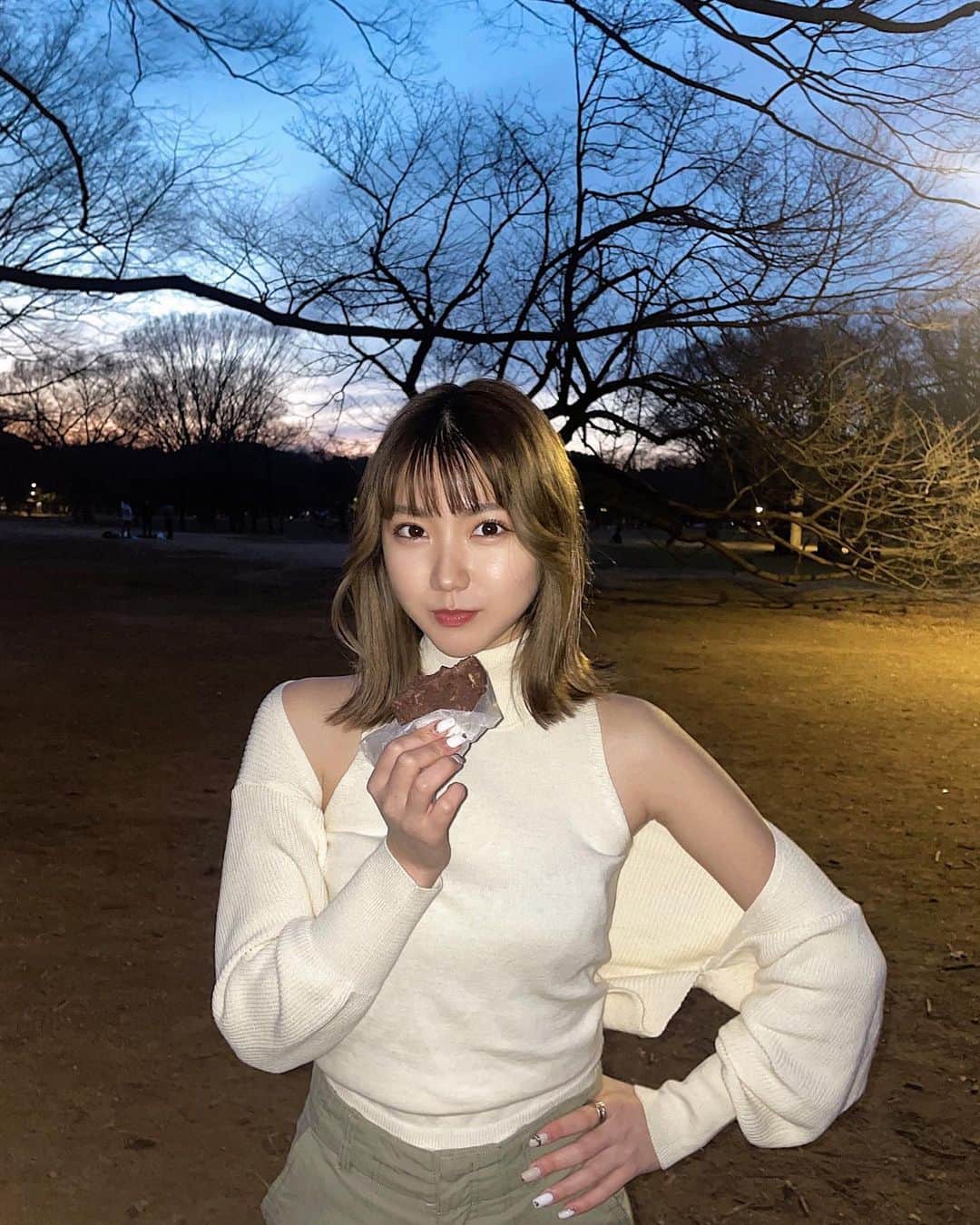 箕迫かなのインスタグラム：「🍪🥤🫧 . . 桜もう咲いてた 河津桜らしい𓂃🌸𓈒𓏸  一角だけ咲いてて ここだけ3月に間に合うように 誰かが桜育てに来てたんかなぁって 友達と話してて 何月から水まきに来てたんやろって想像したけど その方最高すぎて会いたい！！！  その方のおかげで人いっぱいで みんな喜んで写真撮ってた！！！ でっかい公園で ただただしゃべりたいだけの私たちも ウキウキで桜見てクッキーたべれた！！ ウキウキラッキークッキー🍪❣️ . . #桜#春」