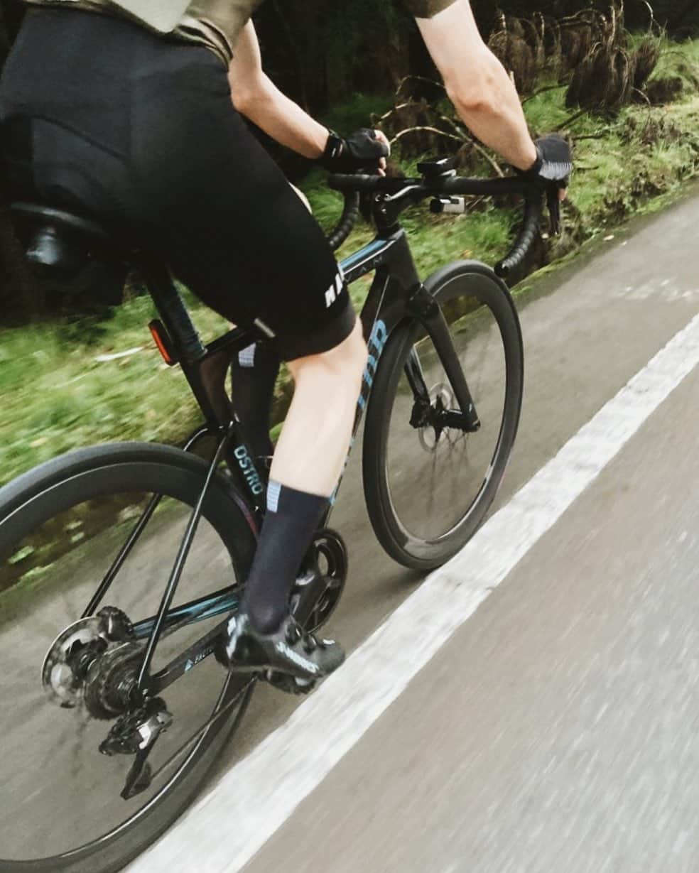 Takafumi Gotoのインスタグラム：「一気に暖かくなって、みなさんお外ライドへ出動されてるご様子...🚴‍♂️自分もウズウズしておりますが、今日の爆風花粉に心を砕かれた😇😇😇」