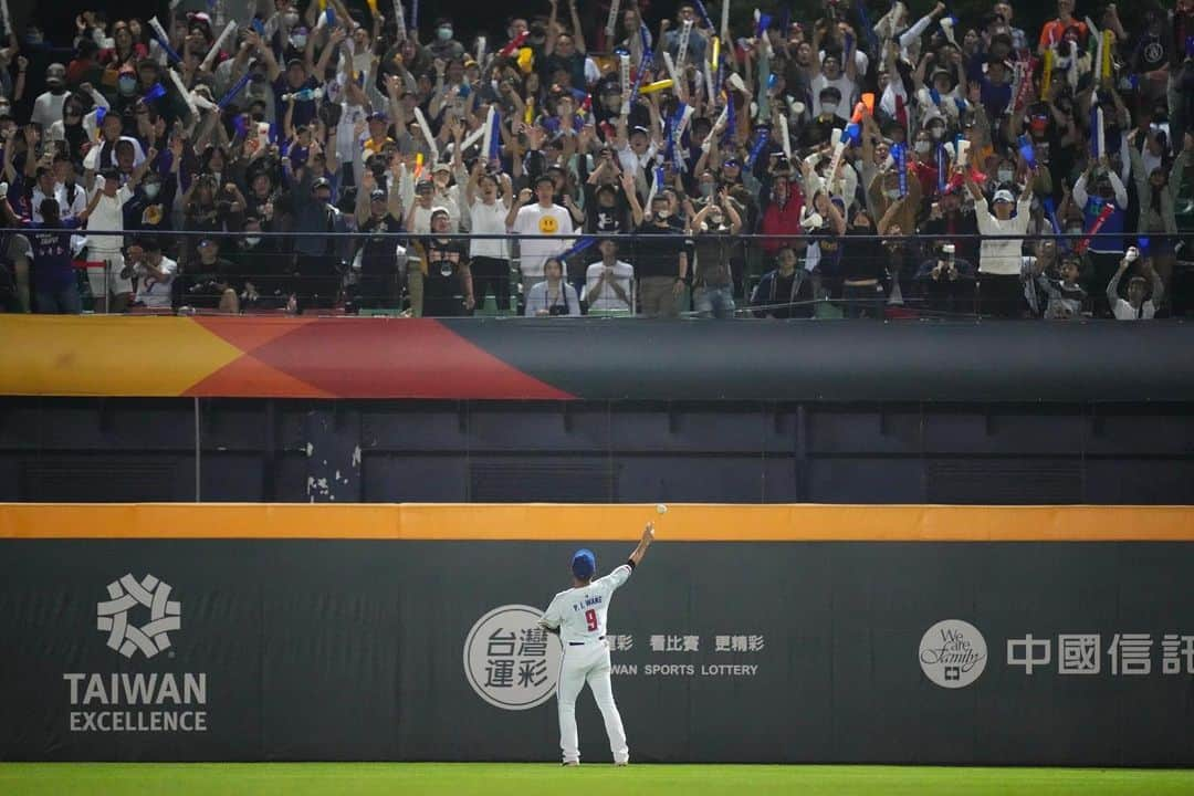 ワン・ボーロンさんのインスタグラム写真 - (ワン・ボーロンInstagram)「#2023WBC 非常開心這次能一同參與經典賽，滿場的觀眾給予激昂的鼓勵，以及在電視螢幕前、社群平台上給予熱烈支持的球迷們，你們的聲音我都有收到，讓我感到能量滿滿、擁有十足的幸福感。  也感謝經典賽的後勤團隊，夜以繼日的付出與協助，讓我們能全心全意的投入賽程。  這次的賽程對我來說是富足的過程，與隊友們和教練團的合作、交流，使我在這期間收穫滿滿，那種氛圍好難用言語形容，真的真的非常感動和開心，非常感謝你們真摯的分享。  對於在這次的表現不甚理想，沒有搭上大家給予的期待，這讓我感到十分的愧疚。在賽後理完情緒，我會以經驗累進、並且持續精進，一步步修正、一次次進步，讓自己繼續向前。  最後，再次感謝大家的一路相挺。  努力不懈，持續向上。」3月12日 21時23分 - wangpojung