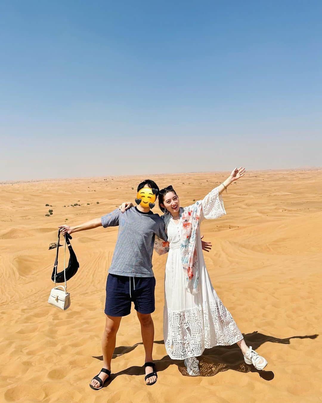 ティファニー春香さんのインスタグラム写真 - (ティファニー春香Instagram)「.  🇦🇪𝘋𝘶𝘣𝘢𝘪 𝘋𝘦𝘴𝘦𝘳𝘵 𝘚𝘢𝘧𝘢𝘳𝘪🐫✨  コロナ禍でなかなか行けていなかった新婚旅行🙏🏻 新婚ではなくなってしまいましたが.. ようやく行くことに決まりドバイへ！✈︎  １日目は人生で１度は訪れてみたかった砂漠🏜 砂漠もラクダも生で見たのは初めて😳👏🏻  3月上旬のドバイは日中暑すぎず、 気持ちの良い気候の中ラクダに乗れました♪  ツアーガイドさんによる スリリングなドライブも刺激的で楽しかった❕🤣  １日目から初めての体験ばかりでワクワク☺︎  これからハネムーンについて少しずつ 何回かに分けての投稿失礼いたします🙇🏻‍♀️❥  #dubai #desert #desertsafari #新婚旅行 #ドバイ」3月12日 21時38分 - tiffanyharuka