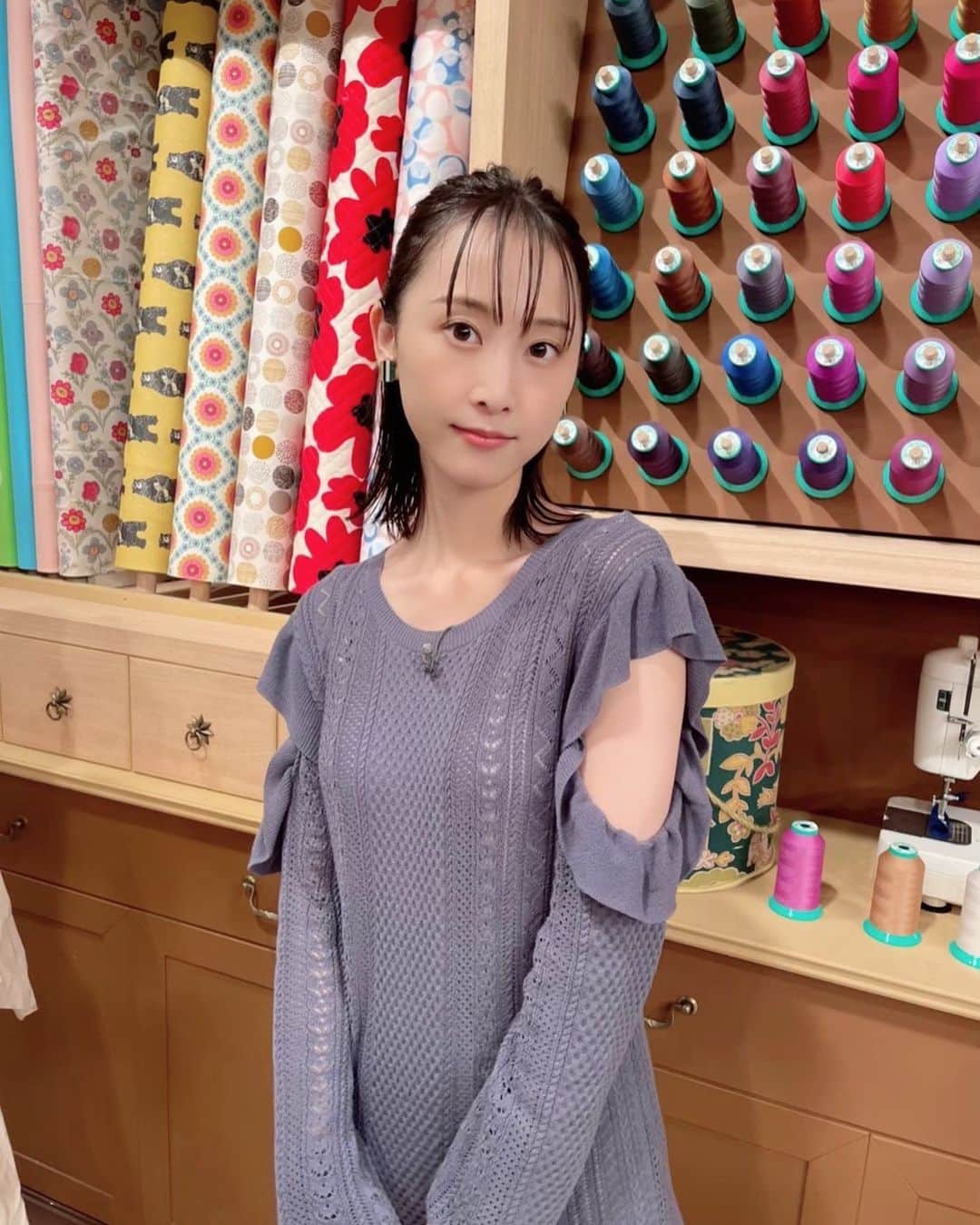 松井玲奈のインスタグラム：「『ミナト町純情オセロ』が開幕しました。 夢である劇団☆新感線の舞台。ここに辿り着けたのかという気持ちと、ここからが正念場という気持ちがありまして、稽古期間から幕が開くまで、メンタルジェットコースターといった感じでした。  モナは満月の明かりのような、柔らかく照らして包み込んでくれるような女の子。今まで演じてきたキャラクターの中で一番純真で、真っ直ぐで、元気いっぱいなのではと感じています。彼女の強い愛が人を惹きつけるし、物語も動かしていく。 ずっと憧れていた劇団員の皆さんと日々お芝居ができる幸せ。お客さまがいて反応が返ってくる幸せ。大きな拍手。一瞬一瞬が特別で、忘れたくないなと思える時間の連続です。 なにより来てくださった方々をあっと驚かせ、楽しんでもらえるよう、明日からも頑張ります！ 明日は初めての2回公演。体力はどうなってしまうのでしょうか？笑 未知の世界へ思い切って飛び込んできます！」