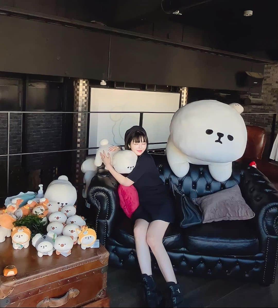 森下悠里のインスタグラム：「抱き心地♡触り心地抜群な可愛い子たち @pluffy_family_lifestyle  @lbc_official_  お披露目イベント♡  PLUFFY♡うちの娘も家で虜になってる🥹💕  お友達にもプレゼントしたよ🎁  #ビションフリーゼ #ぬい活 #lbc #pluffy  #siammy」