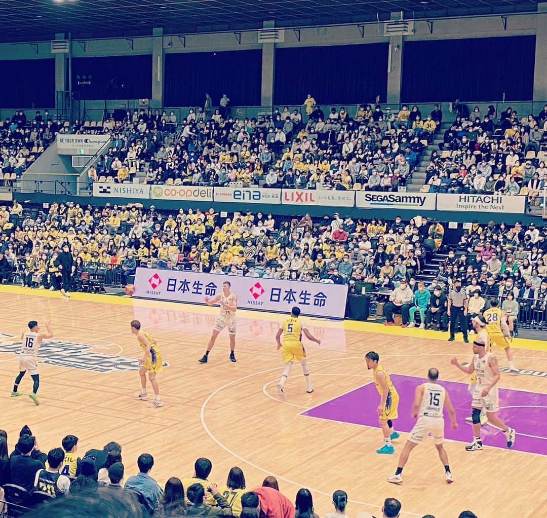 田中純弥さんのインスタグラム写真 - (田中純弥Instagram)「今日はお仕事でBリーグにお邪魔しました🏀  パフォーマンスもよかったし バスケも見れて楽しかったー✨  会場にて寝不足で顔やばいですねとつっこまれましたが笑 えー、寝不足以上に花粉で顔がやばいのです😅 花粉症のせいで目から血ぃでる🤣  さて作業場に戻ってきたので ホワイトデー通販！ラストスパート 制作がんばろ〜✍️✨」3月12日 21時39分 - junya_tanaka713