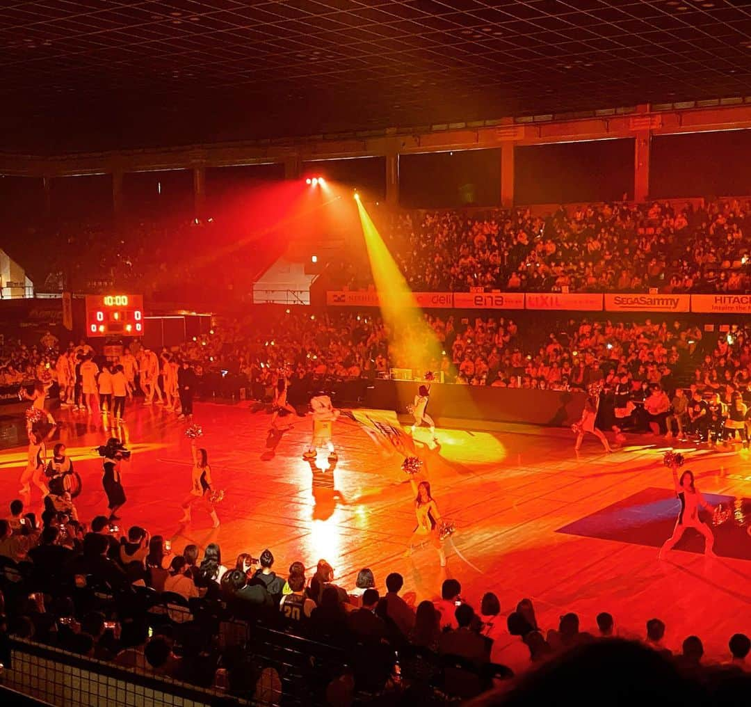 田中純弥さんのインスタグラム写真 - (田中純弥Instagram)「今日はお仕事でBリーグにお邪魔しました🏀  パフォーマンスもよかったし バスケも見れて楽しかったー✨  会場にて寝不足で顔やばいですねとつっこまれましたが笑 えー、寝不足以上に花粉で顔がやばいのです😅 花粉症のせいで目から血ぃでる🤣  さて作業場に戻ってきたので ホワイトデー通販！ラストスパート 制作がんばろ〜✍️✨」3月12日 21時39分 - junya_tanaka713