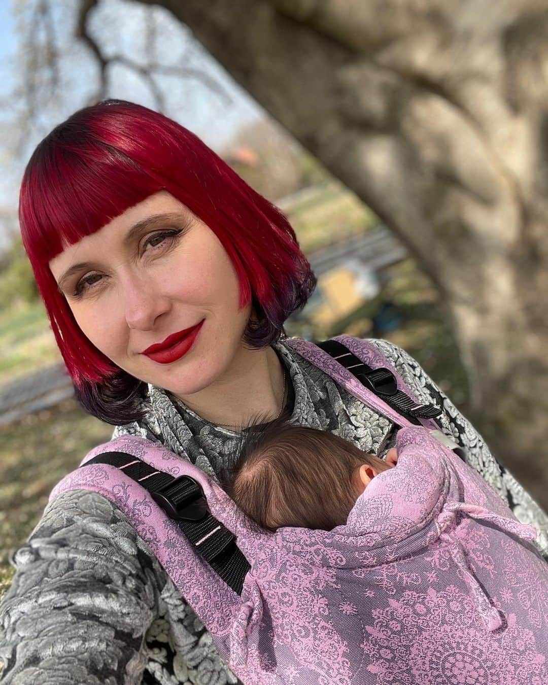 Anji SALZのインスタグラム：「I am getting too old 😢😆 Today is my birthday and we had a lovely barbecue outside in the countryside ❤️with Friends!  Didn’t take many pictures with my hands being quite full but it was so lovely!   Thank you everyone for the lovely support and great community and friendship on here always 💗 Some of you even went out of your way to send me and my Babies Gifts 🎁 or shared their own life experiences with me and I am always so happy to have you all 🥰❤️」