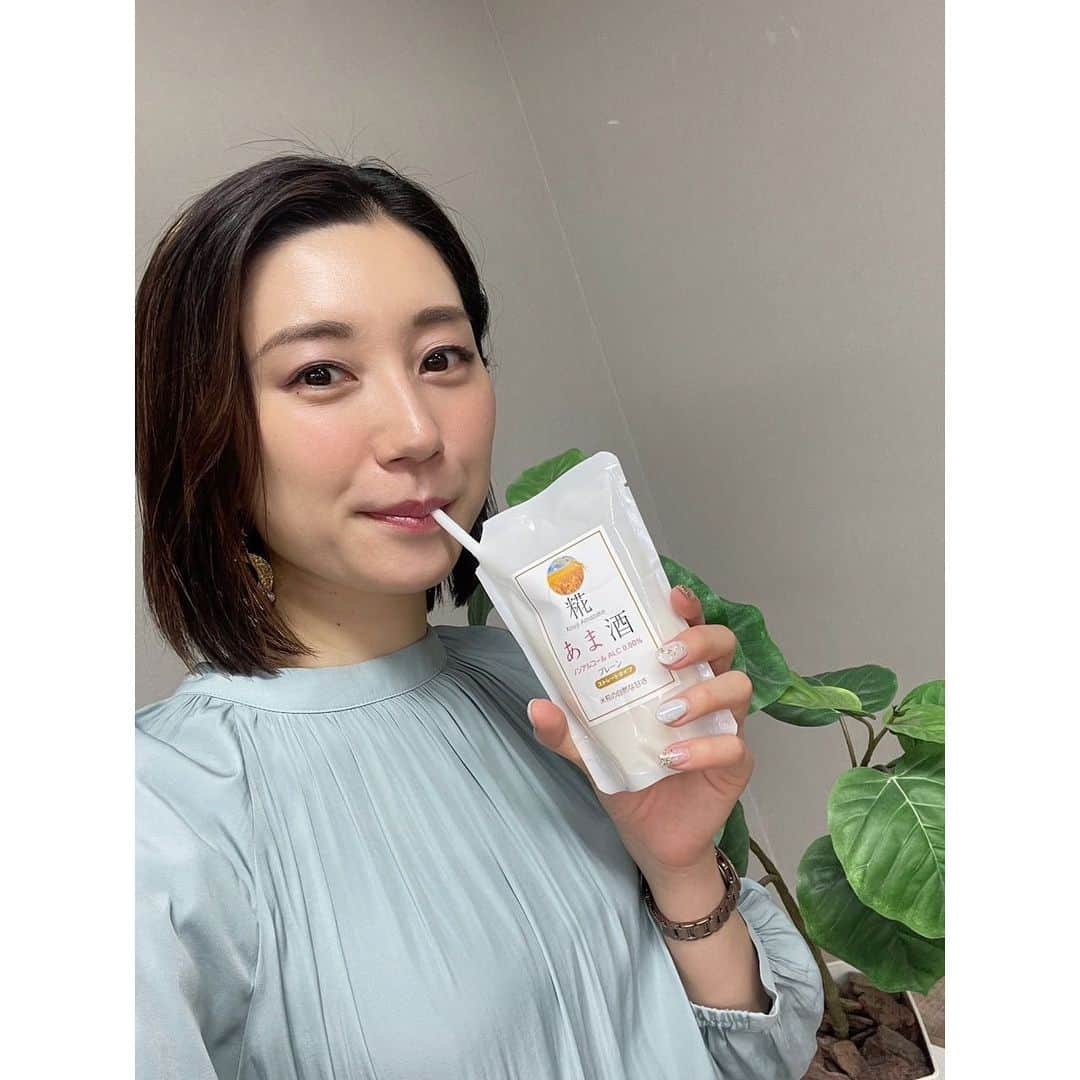 佐々木瞳のインスタグラム：「【甘酒で、きょうも健康に🥛】  甘酒は飲む点滴、飲む美容液と言われていますが、甘酒は、飲む時間帯によっても期待できる効果が違ってくるそうです˚✧₊⁎❝᷀ົཽ≀ˍ̮ ❝᷀ົཽ⁎⁺˳✧༚  朝：甘酒に多く含まれるブドウ糖が脳をしっかり目覚めさせてくれる。 さらに代謝がよくなるので、ダイエットにも効果的！  昼：ブドウ糖と糖の代謝を向上させるビタミンB1の相乗効果により、脳の働きが活発になり、集中力がアップ！ 仕事や勉強の前にぴったり♡  夜：1日で疲れた体を疲労回復。 またストレスを緩和するGABAと、優しい甘みと香りが心を癒し、体を温めることで安眠効果が期待(*´∇｀*)  （かわしま屋さんのHPから）  甘酒で、自分のなりたい体へ♪  ˚✧₊⁎ ˚✧₊⁎ ˚✧₊⁎ ˚✧₊⁎ ˚✧₊⁎ ˚✧₊⁎ ˚✧₊⁎ ˚✧₊⁎ ˚✧₊⁎ ˚✧₊⁎   #発酵 #甘酒 #lifestyle #発酵食品 #麹 #koji #発酵おうちおやつ #ダイエット #体質改善 #栄養 #腸活 #発酵文化 #hakko #朝食 #美腸 #甘酒スタイル #甘酒スリム #美容 #healthy #飲む点滴 #砂糖不使用 #糀 #甘酒最高 #美肌 #腸内環境 #お砂糖代わりに #日本の知恵 #発酵糀 #腸からキレイ #発酵マイスター」