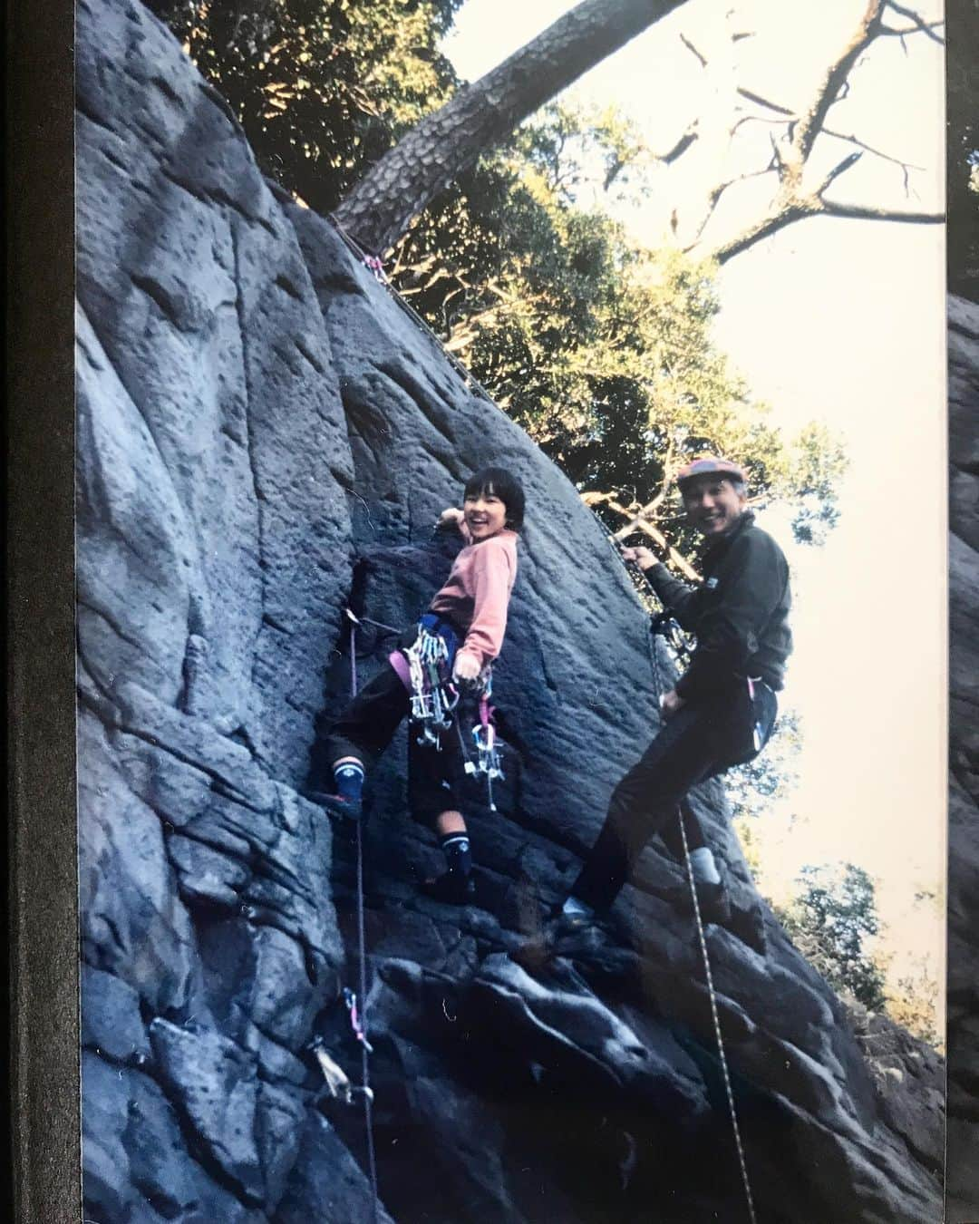 小林由佳さんのインスタグラム写真 - (小林由佳Instagram)「"昭和と平成" "フリークライミングとスポーツクライミング" をブリッジするクライマーとして 「スポーツクライミング」の項にわたしの話も載せていただきました。  冒頭に リンヒル、保恵さん、理恵さん、あっこさん、たじやんさん、ふーみんさん、千晶さん…… 尊敬する大好きな先輩女性クライマーの名が連なってるのが嬉しくて染みる！ (自分の話のパートより好きかもしれない笑)  柏澄子さんの丁寧で温かい文章が素敵な一冊です⋆*  「彼女たちの山」 山と渓谷社より3/14に発売です🏔¨̮  これに因んで 昭和と平成、フリーとスポーツのブリッジ写真をいくつか🙂 懐かし!😂 ずっと身体が小さくてフルハーネスだったから、シットハーネス履けるようになった時は嬉しかったなー♡  #山と渓谷社 #柏澄子さん #彼女たちの山 #カバーの絵が可愛い」3月12日 21時40分 - yuca_tan