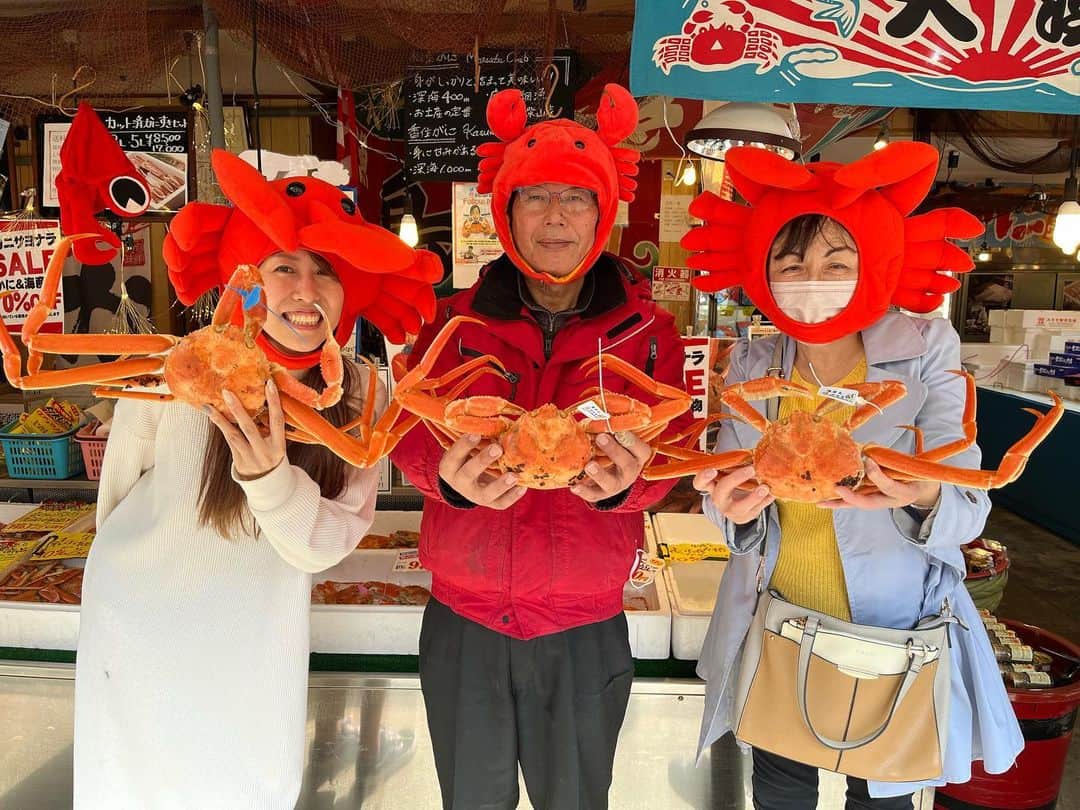 朝市広場さんのインスタグラム写真 - (朝市広場Instagram)「毎年来てるからすぐわかった🥴  いつもありがとうございます！！  あやちゃんもさらに 綺麗になったねー✨ 結婚おめでとう㊗️  来年も待ってます🙇‍♂️🙇‍♂️🙇‍♂️  #かに #松葉がに #松葉ガニ #セイコガニ #せこがに #香箱がに  #かに刺し#かにすき #焼きガニ #柴山がに #津居山蟹  #カニ女 #かに好きと繋がりたい #カニ男 #かに料理 #城崎温泉街 #城崎温泉  #湯楽#朝市広場 #カニと撮影できます #カニスタグラム #全国宅配 #通販可能 #ネット通販 #japan #kinosaki #trip #crab #YouTube」3月12日 21時41分 - matsubagani_asaichihiroba