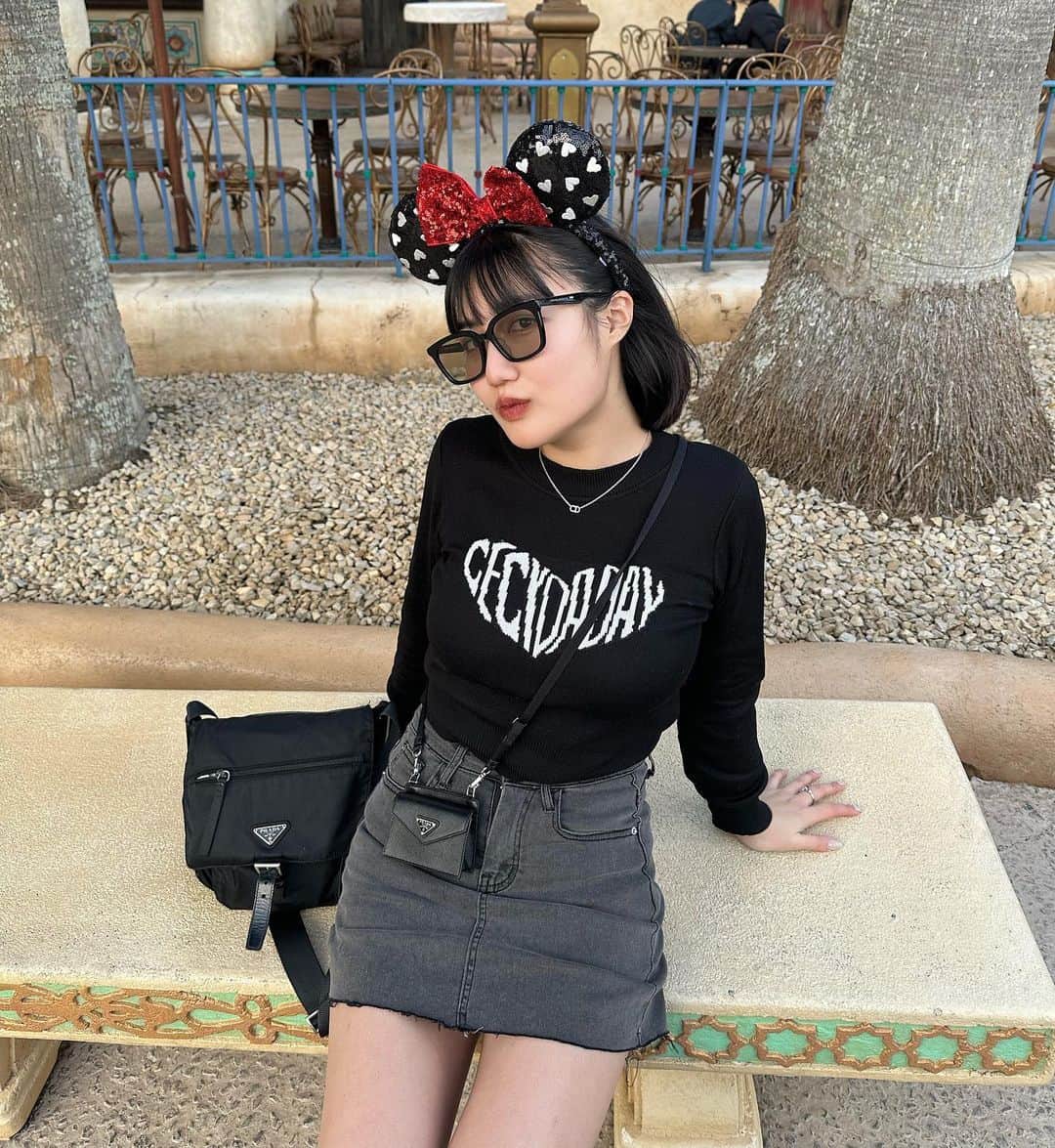 河崎みーなのインスタグラム：「何枚目が好き？🐭🖤💬 . . . .」