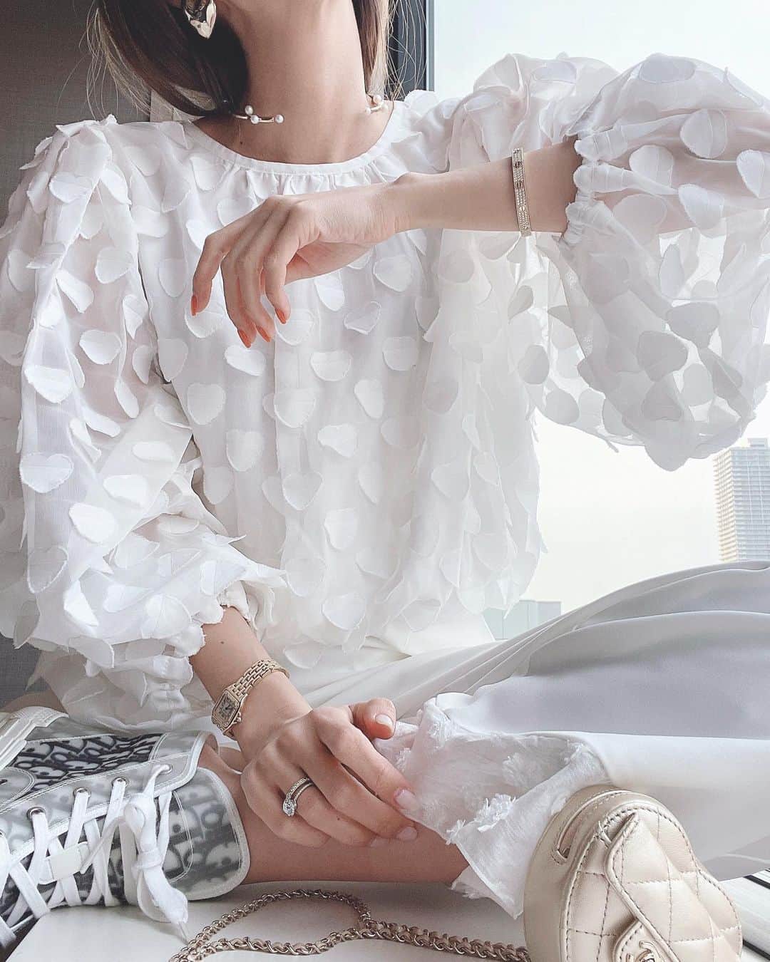 のインスタグラム：「WHITE🤍 or  BLACK🖤?  既に大人気のHeart volume Tops ！  2wayで使えるのも魅力です。  いよいよ今週発売🛒   完売が予想されますので発売迄にColorをご検討されることをオススメ致します🙇‍♀️ @hiand_official   #HIAND#ハイアンド」