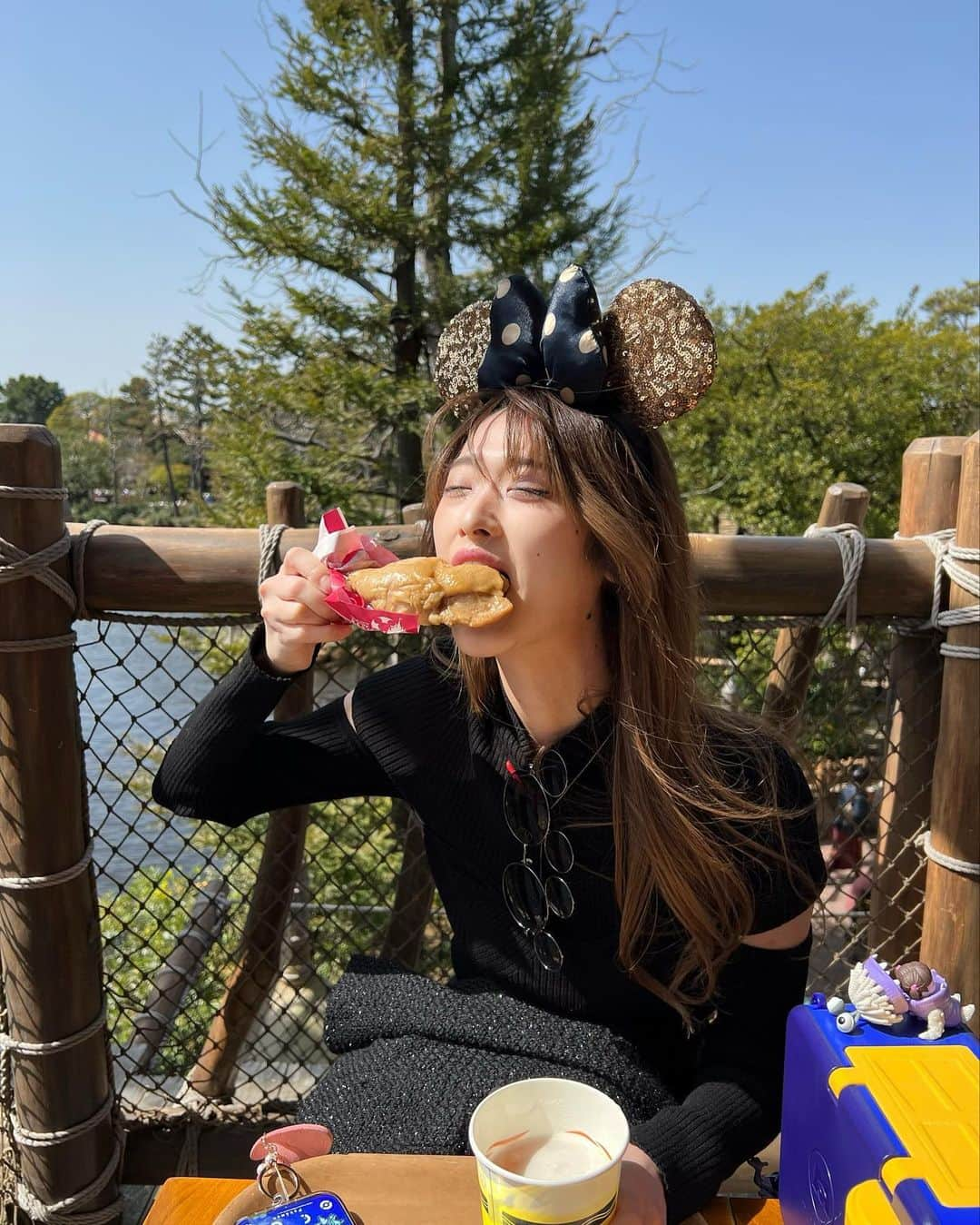 横田彩夏のインスタグラム：「ディズニーで食べ物と写真撮ると盛れるって聞いてたんだけど大丈夫そ？ (汚)  最終的に8枚目のソウルフードが1番染み渡った(イクスピアリ)  でも今回ガストン行けてよかっためっちゃ美味しかった(しょっぱいパン)そしてターキーレッグじゃなくてチキンレッグだけど満足(小さい肉)  #ヌートバー#tdl#東京ディズニーランド#ディズニーランド#居酒屋化計画#酒しか飲んでない#ビール活#帰ってもビール#酒#酒がうめぇ」