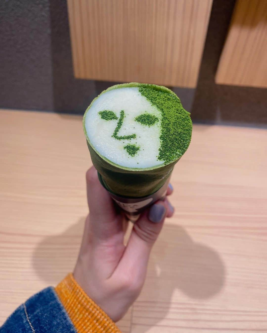 前田玲奈さんのインスタグラム写真 - (前田玲奈Instagram)「京都で #よーじやカフェ の 抹茶クレープを！ 中に抹茶のアイスや抹茶クリーム、こしあん、かのこ豆、抹茶白玉、パイが詰め込んであります✨顔かわい〜(◜‧̮◝ )💓  しかも…普通サイズ以外に、 わたしが今回いただいたミニサイズ（300円）があって…ありがたい…！（ラーメン食べた後だったので）  とろとろしてて、食べるのはむずめだったけど、とっても美味しかったです！満足〜！  #アイ活 #アイスフェアリー #アイスフェアリー前田 #icecream #アイスクリーム」3月12日 22時04分 - maedarena_ice