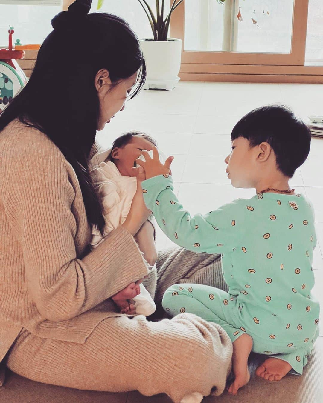 ヒョンア のインスタグラム：「Home sweet home🏠👨‍👩‍👧‍👦 ,  생각보다 금방 동생을 받아들여주었던 단우 ✨ 그래도 집이 최고다아 🫶 . . #조리원퇴소 #남매스타그램 #쥐띠아기#토끼띠아기 #애둘맘 #우아네_2023」