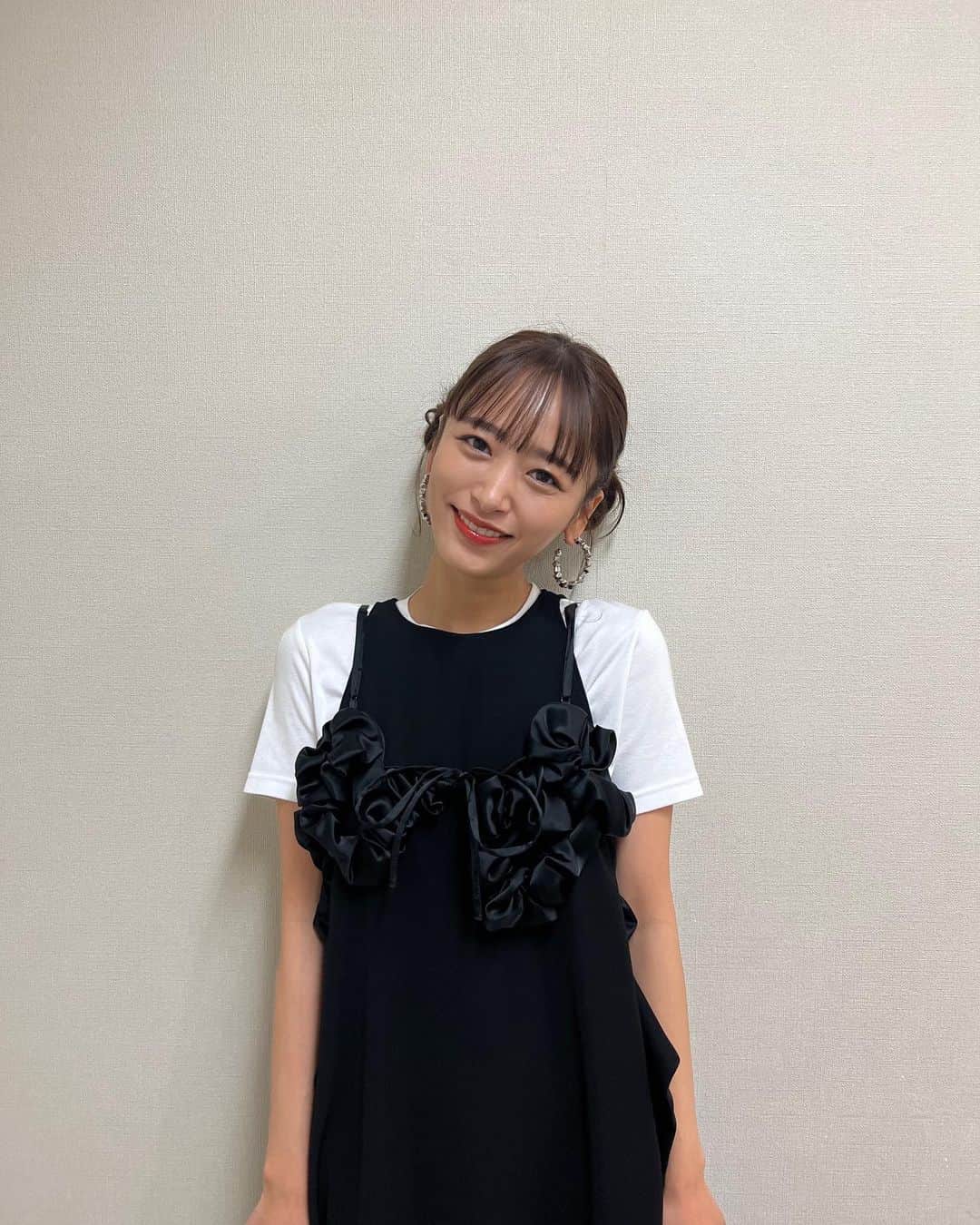 近藤千尋のインスタグラム：「今日もおつかれさまでした😘💓 久々の名古屋で生放送📺 タイチサン！ありがとうございます❣️ お洋服もどんどん薄くなっていく…🌷笑  マネージャーさん曰く、 羊さんヘア🐏でした🤍笑  母がヘルプに来てくれて 心の安定の1週間🫣💓笑 いつまでも娘だなぁと。。🥹！！  明日からもまた1週間 頑張りましょうね🌸😇  #近藤千尋衣装  one-piece、bustier @enfold_official pierce @abiste_official shoes @dianashoespress」
