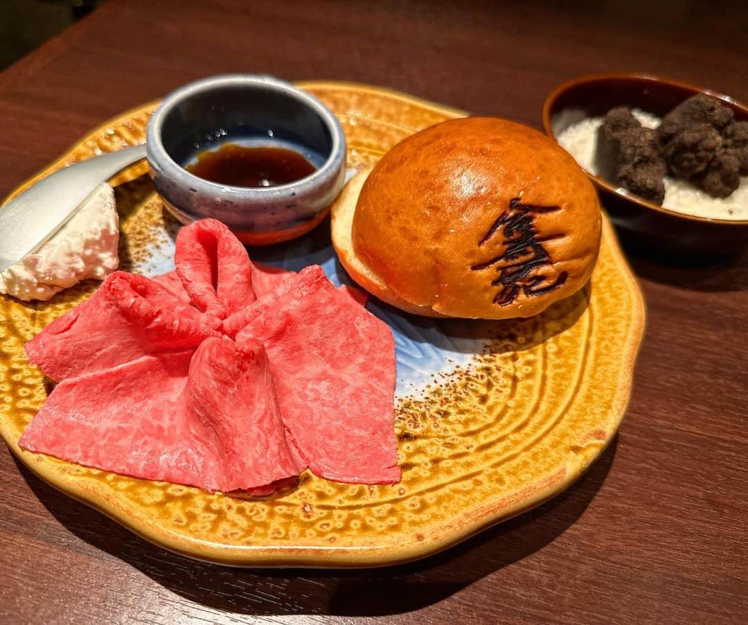 のインスタグラム：「大好きな合奇苑さん🫶🏻 ° 定期的に行かないと禁断症状起きる🤣🤣 ° 大っ好きな和牛スライダー、 (1.2枚目) これから旬を迎える筍(3枚目)、 初めて食べたガーリック炒飯(4枚目) ° ガーリック炒飯は、メニューに載ってないけど、言ったらつくってくれるみたいー！🤍 °  ほんとにみんなに行ってほしい。。😵‍💫💗おいしすぎるの、、 ° #焼肉 #東京グルメ #東京焼肉 #ハンバーガー #ディナー #青山焼肉 #青山グルメ #青山ディナー #東京ディナー #おしゃれディナー #焼肉ディナー」