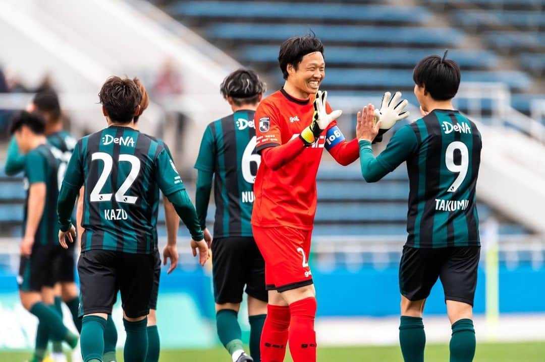 竹重安希彦さんのインスタグラム写真 - (竹重安希彦Instagram)「J3第2節 vs福島ユナイテッド 2-1勝利  2021年10月に怪我をしてから約1年5ヶ月ぶりに公式戦のピッチに立つことができました。  入院中、リハビリ中にもらった多くの励ましのメッセージ、その時にもらった言葉に本当に救われました。 復帰するまでに本当に多くの方に支えてもらいました。 またここから少しずつ恩返しができるように頑張ります。  そして、どんな時も応援してくれたサガミスタ本当にありがとうございました！ 今日のチャントも最高でした！ 次も一緒に勝ちましょう！  #感謝  #j3  #scsagamihara  #サガミスタ  #竹重安希彦 #21 #膝蓋靭帯断裂  #復帰 #まだまだこれから」3月12日 22時13分 - akihikotakeshige125