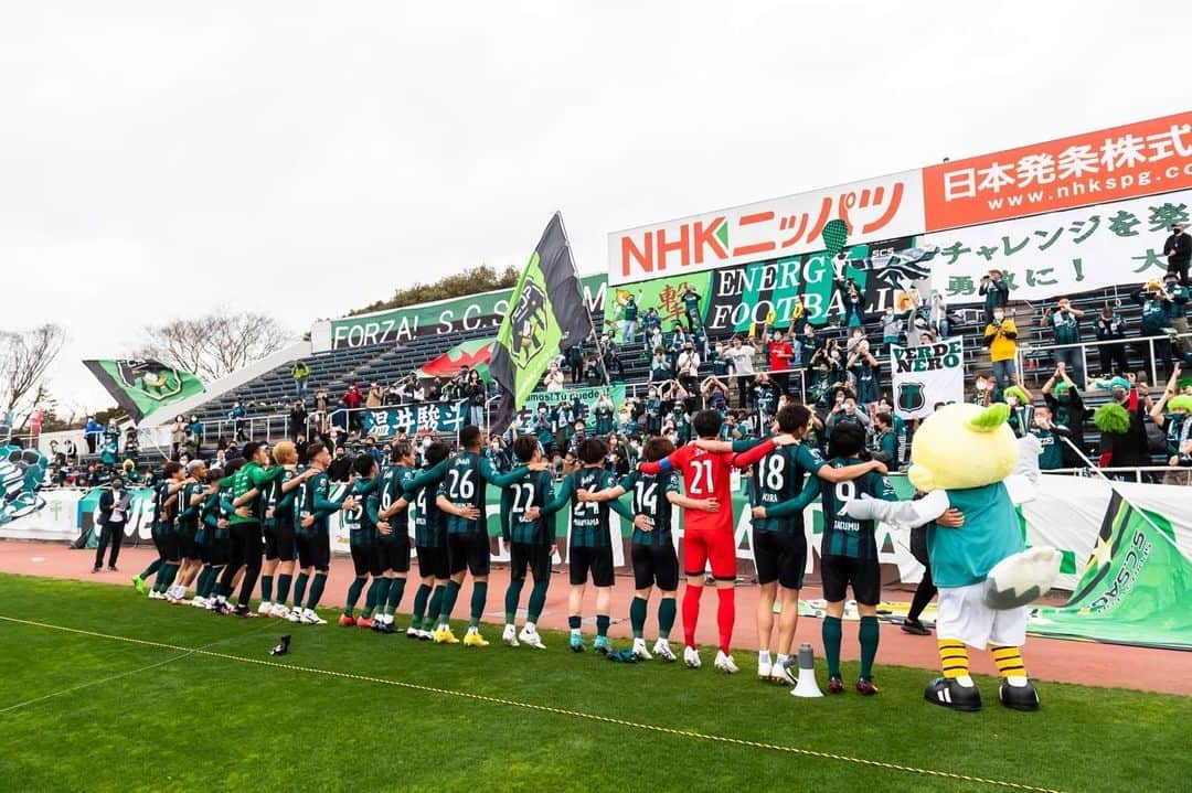 竹重安希彦さんのインスタグラム写真 - (竹重安希彦Instagram)「J3第2節 vs福島ユナイテッド 2-1勝利  2021年10月に怪我をしてから約1年5ヶ月ぶりに公式戦のピッチに立つことができました。  入院中、リハビリ中にもらった多くの励ましのメッセージ、その時にもらった言葉に本当に救われました。 復帰するまでに本当に多くの方に支えてもらいました。 またここから少しずつ恩返しができるように頑張ります。  そして、どんな時も応援してくれたサガミスタ本当にありがとうございました！ 今日のチャントも最高でした！ 次も一緒に勝ちましょう！  #感謝  #j3  #scsagamihara  #サガミスタ  #竹重安希彦 #21 #膝蓋靭帯断裂  #復帰 #まだまだこれから」3月12日 22時13分 - akihikotakeshige125