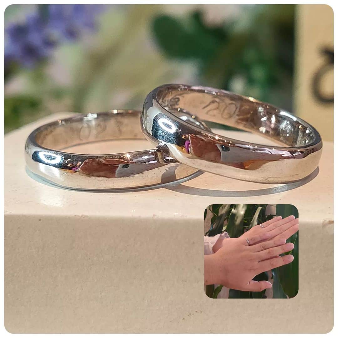 手作り指輪【ジュエリーアウラ】福岡のインスタグラム：「ペアリングを作る 愉しさは…  ✩.*˚フォロミー @jewelry.aura   ピカピカになっていく 工程がたのしい。  削ったり 叩いたり 刻印入れたり  アウラの手作りは てんこ盛りです。  だから、出来上がると 愛着わくのよね♡♡  @jewelry.aura」