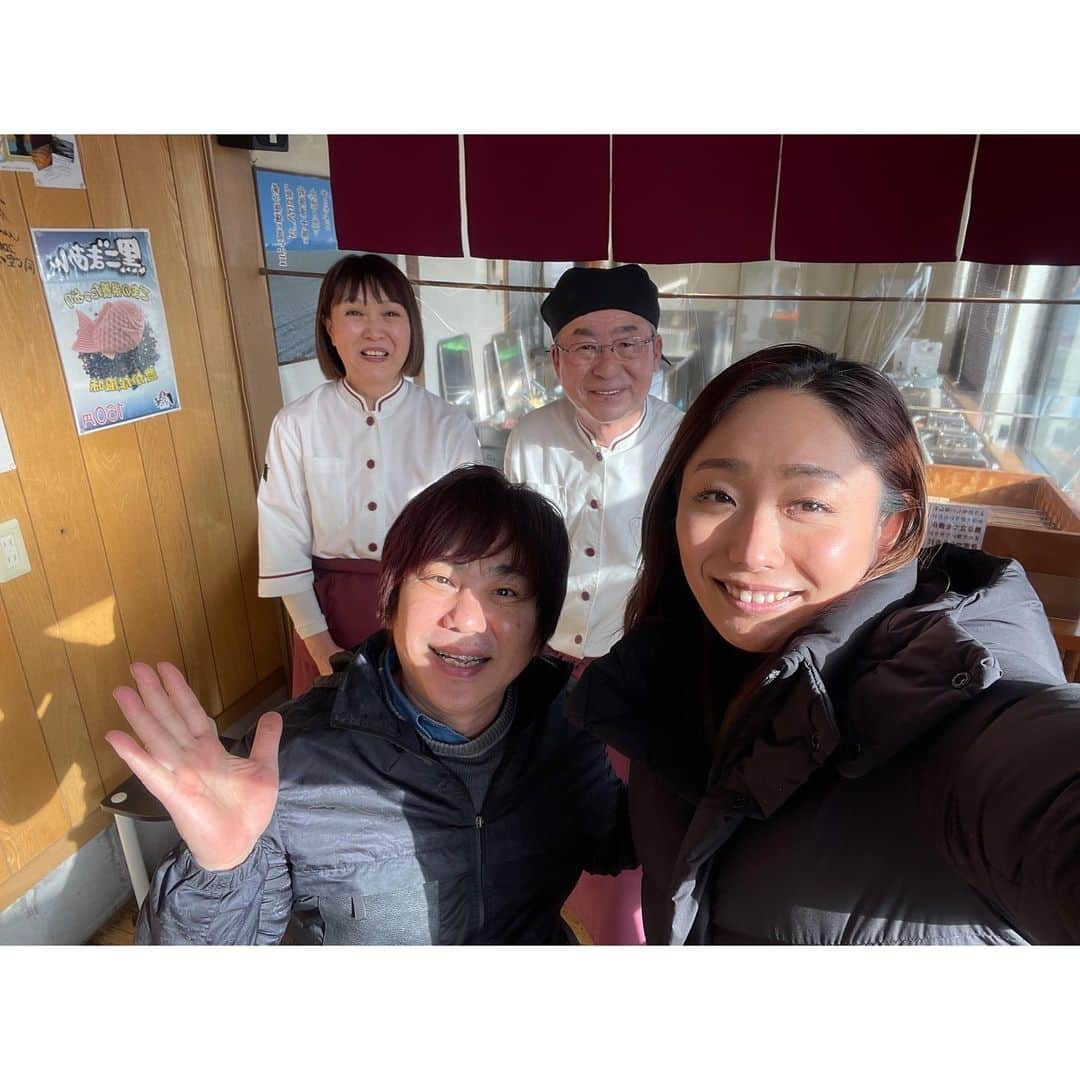 安藤美姫さんのインスタグラム写真 - (安藤美姫Instagram)「🕊️🕊️🕊️🕊️🕊️🕊️🕊️ -03.11.2023 in Ishinomaki-  I went to Ishinomaki this year as always. This year is really important year after what happened to Japan… Earthquake, Tsunami, Fire, Uuclear accident… We all remember and never forget…  Under the same sky…  A2023/03/11 石巻-  今年も石巻の空の下3.11を迎えました。 東日本大震災から12年　そしてご遺族の方々にとっては13回忌という節目の年でもあった2023年。 街は毎年姿を変え復興していっていますが いろんな想いを持って迎える1日…  私の出会った方々は当時の事を笑顔で話してくれます。 でもその笑顔の奥底はきっとまだまだ悔しさや悲しさ、寂しさ… いろんな感情があるのだと毎年心で受け止めながら足を運ばせて頂いています。  今年の石巻の写真です。  1,2,3枚目　-日和山- 4,5枚目　　-がんばろう石巻の看板- 6枚目　-たい夢- 7枚目　-石巻日日こども新聞　場所- 8枚目　-根木さんのご縁で出会った皆さん- 9枚目　-狐崎の牡蠣の阿部さんご夫妻- 10枚目 -ケーキ屋さんのアルパジョン-  日和山から始まる私の石巻の朝。 そこから見た景色も毎年変わっています。 絶対一緒に行く大好きな人達と影の写真を撮るのがなんか好き🕊️  がんばろう石巻の看板前では毎年灯籠を作ってその灯りを目印にご家族に会える、思い合える空間を優しいロウソクの光と共に… その灯籠を一緒に作らせて頂いています 昼と夜の顔は全く違う空間です🕊️  たい焼き屋さんのたい夢さん 初めて石巻に行かせて頂いた時にたまたま通った道にあったたい焼き屋さんですっごく美味しい 移動のお供に毎年会いに行かせて頂いています😌  石巻日日こども新聞やいろんな石巻の資料がある場所で　2階にはカフェもありとっても明るいママさんのいる場所で子供達をサポートさせて頂いていた時に出会った方にもそこで毎年お会いしています😌  車椅子バスケ日本代表だった根木さんのご縁で出会った たらこ屋さん“たらこのみなと”のご夫妻と“食•石川”のご夫妻とスタッフの方々😌  牡蠣の養殖、漁業をやっている阿部さん夫妻😌  震災直後　子供達のバースデーの日にバースデーケーキを届けるという活動に賛同してくださっていたケーキ屋さんのアルバジョン🍰  今回はお写真は私の心情で載せられないのですが 大川小学校では黙祷をさせて頂きました。  本当に沢山の方々に出会い 沢山のお話を毎年聞くこの日…  出会いと別れ  きっとこの出会いには意味があると私は信じて 大切にしていきたいと思います。  いつも笑顔で迎えてくれる石巻の家族が大好きです 💓💓💓🕊️🕊️🕊️💓💓💓  #東日本大震災 #東北 #311 #宮城県 #石巻 #狐崎 #日和山 #がんばろう石巻 #たい夢石巻店 #石巻日日こども新聞 #たらこのみなと #食石川 #牡蠣 #アルパジョン  #安藤美姫 #根木慎志　さん #mikiando」3月12日 22時15分 - miki_m_ando0403