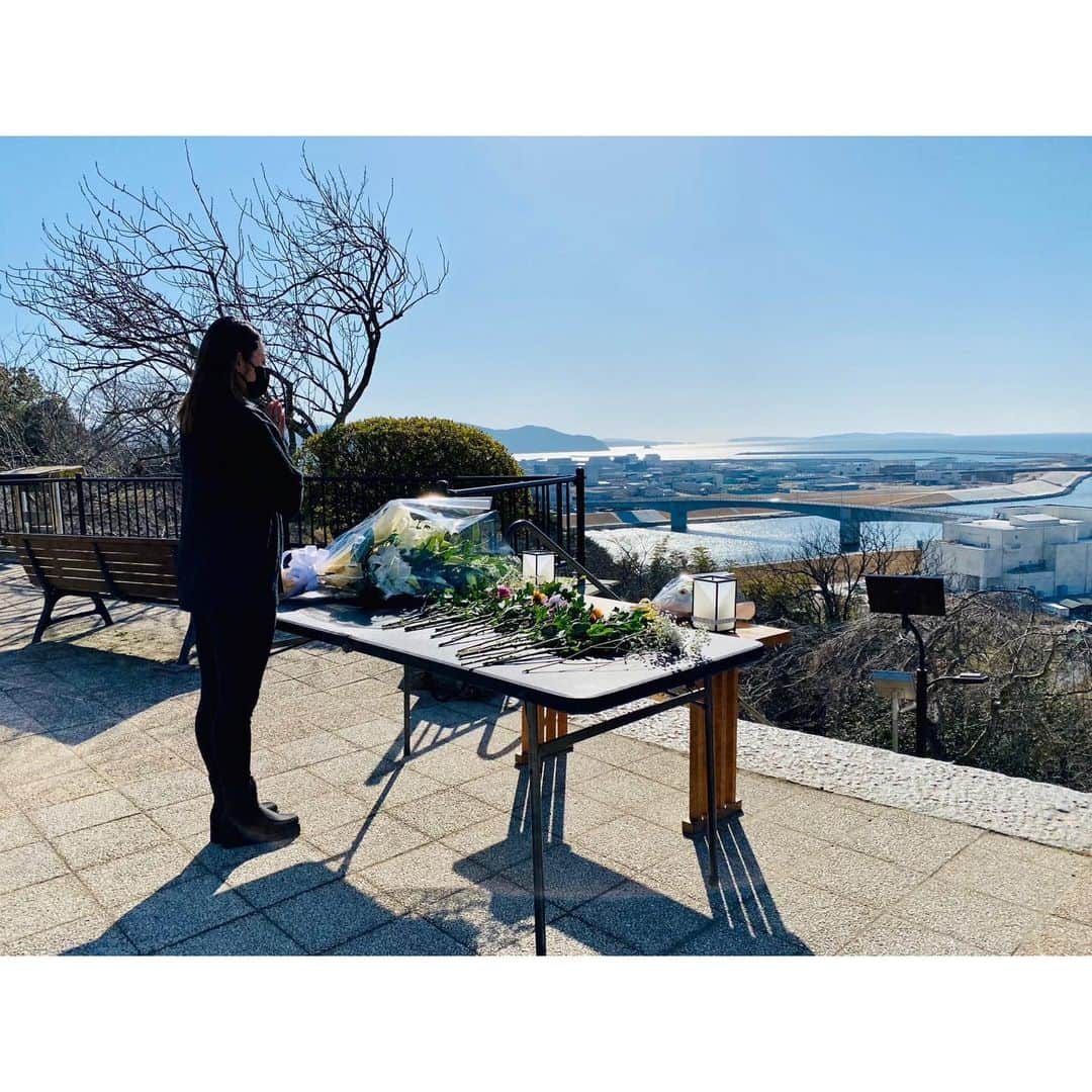 安藤美姫のインスタグラム：「🕊️🕊️🕊️🕊️🕊️🕊️🕊️ -03.11.2023 in Ishinomaki-  I went to Ishinomaki this year as always. This year is really important year after what happened to Japan… Earthquake, Tsunami, Fire, Uuclear accident… We all remember and never forget…  Under the same sky…  A2023/03/11 石巻-  今年も石巻の空の下3.11を迎えました。 東日本大震災から12年　そしてご遺族の方々にとっては13回忌という節目の年でもあった2023年。 街は毎年姿を変え復興していっていますが いろんな想いを持って迎える1日…  私の出会った方々は当時の事を笑顔で話してくれます。 でもその笑顔の奥底はきっとまだまだ悔しさや悲しさ、寂しさ… いろんな感情があるのだと毎年心で受け止めながら足を運ばせて頂いています。  今年の石巻の写真です。  1,2,3枚目　-日和山- 4,5枚目　　-がんばろう石巻の看板- 6枚目　-たい夢- 7枚目　-石巻日日こども新聞　場所- 8枚目　-根木さんのご縁で出会った皆さん- 9枚目　-狐崎の牡蠣の阿部さんご夫妻- 10枚目 -ケーキ屋さんのアルパジョン-  日和山から始まる私の石巻の朝。 そこから見た景色も毎年変わっています。 絶対一緒に行く大好きな人達と影の写真を撮るのがなんか好き🕊️  がんばろう石巻の看板前では毎年灯籠を作ってその灯りを目印にご家族に会える、思い合える空間を優しいロウソクの光と共に… その灯籠を一緒に作らせて頂いています 昼と夜の顔は全く違う空間です🕊️  たい焼き屋さんのたい夢さん 初めて石巻に行かせて頂いた時にたまたま通った道にあったたい焼き屋さんですっごく美味しい 移動のお供に毎年会いに行かせて頂いています😌  石巻日日こども新聞やいろんな石巻の資料がある場所で　2階にはカフェもありとっても明るいママさんのいる場所で子供達をサポートさせて頂いていた時に出会った方にもそこで毎年お会いしています😌  車椅子バスケ日本代表だった根木さんのご縁で出会った たらこ屋さん“たらこのみなと”のご夫妻と“食•石川”のご夫妻とスタッフの方々😌  牡蠣の養殖、漁業をやっている阿部さん夫妻😌  震災直後　子供達のバースデーの日にバースデーケーキを届けるという活動に賛同してくださっていたケーキ屋さんのアルバジョン🍰  今回はお写真は私の心情で載せられないのですが 大川小学校では黙祷をさせて頂きました。  本当に沢山の方々に出会い 沢山のお話を毎年聞くこの日…  出会いと別れ  きっとこの出会いには意味があると私は信じて 大切にしていきたいと思います。  いつも笑顔で迎えてくれる石巻の家族が大好きです 💓💓💓🕊️🕊️🕊️💓💓💓  #東日本大震災 #東北 #311 #宮城県 #石巻 #狐崎 #日和山 #がんばろう石巻 #たい夢石巻店 #石巻日日こども新聞 #たらこのみなと #食石川 #牡蠣 #アルパジョン  #安藤美姫 #根木慎志　さん #mikiando」