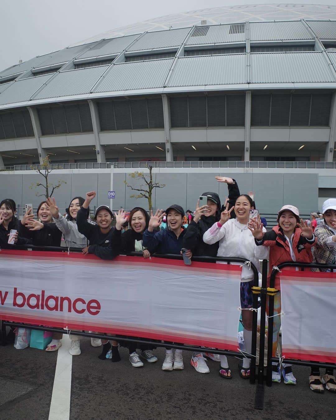 Asano Minamiさんのインスタグラム写真 - (Asano MinamiInstagram)「名古屋ウィメンズマラソン2023 今年で7回目！今回はGOGIRL37名で参加して全員完走できました🥹👏🏻すごいねー！みんながいたから頑張れたよー！ありがとう♡  一緒に参加してた仲間達もみんな完走できたみたいで、よかった〜！  走ったみんなもすごいし、ボランティアのみなさんも、沿道の応援のみなさんも、運営スタッフさんも全員本当にありがとうございました。  走る直前は、また42.195km走るのかー！！って毎回思うけど、走り終わったら本当に楽しくて毎回色んなドラマがあって、やって良かったって必ず思うから、結局マラソンが大好きだ！って気持ちになります🏃‍♀️💘 いつもサポートしてくれるニューバランスチームのみなさん、本当にありがとうございます。  一緒に走ってくれた相方のゆうきちゃん、いつもありがとう！本当に本当に頑張ったね！  私は、はやく足の怪我をなおしてこれからも走り続けたいと思います😼  みなさんお疲れ様でした！  #newbalance  #Runyourway #あなたのまま走ろう #名古屋ウィメンズマラソン2023」3月12日 22時17分 - minami_asano