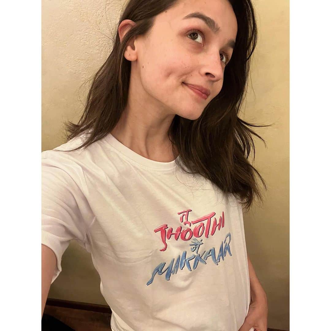アリア・バットのインスタグラム：「Such a LUV-LY time at movies with possibly the sweetest jhoothi and the cutest makkaar 💘💘💘 @luv_films @shraddhakapoor   Congratulations you guys ♥️♥️🤩🤩」