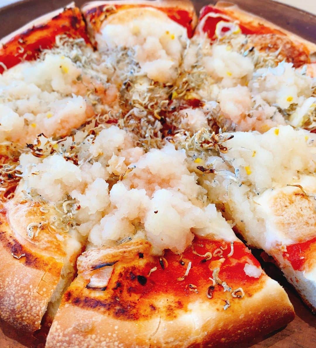 田村友里さんのインスタグラム写真 - (田村友里Instagram)「【お知らせ】 イマナマサンデー✖︎PEAceNUTS Cafeのコラボで オリジナルのピザを開発しました✨🍕  その名も「花よりちりめんピッザ」！！ 呉の名物ちりめんと、田村が愛する大根を使ったピザです。 これがとてつもなく美味しくて....感激してます😂 3月末まで実際にお店で食べられるのでぜひ⭐️  ---------------------------------- PEAceNUTS cafe 呉市焼山三ツ石町1-9 営業時間　午前11:00～午後6:00 定休日　　火・水・木曜日 自社農園の野菜を使った商品がたくさんありますよ😊 ----------------------------------  #イマナマサンデー #花よりガッツ #花よりピッザ #最後の写真はボツになった呉ピザ」3月12日 22時20分 - yuri_tamura0894
